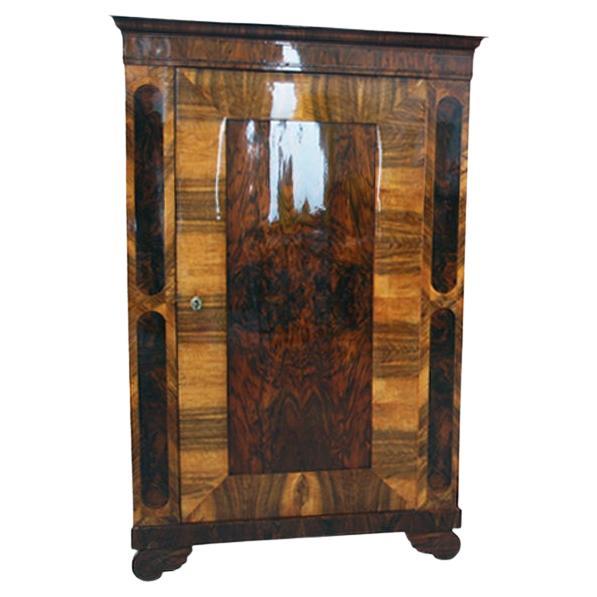 Ciao,
Desideriamo offrirti questo raffinato mobile in noce dei primi anni del Biedermeier. Il pezzo è stato realizzato a Vienna nel 1830 circa.

Il Biedermeier viennese si distingue per le sue proporzioni sofisticate, il design raro e raffinato e