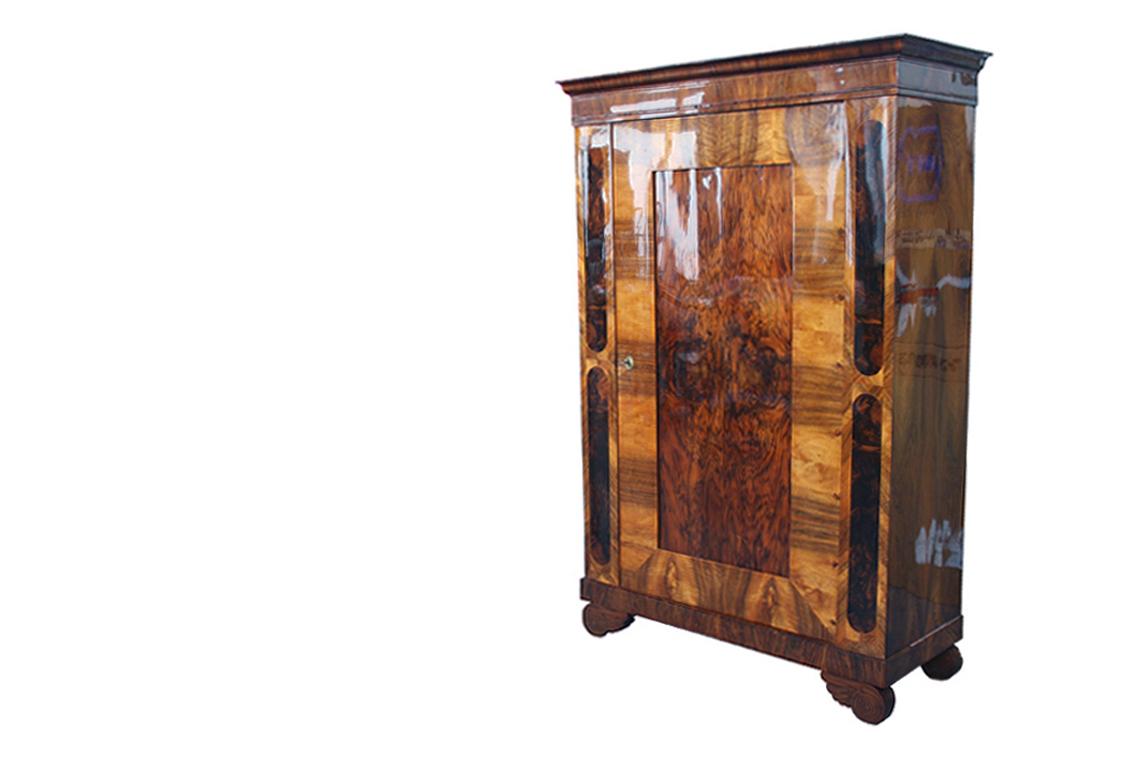 Austriaco Mobile in noce Biedermeier del XIX secolo. Vienna, 1830 circa. in vendita