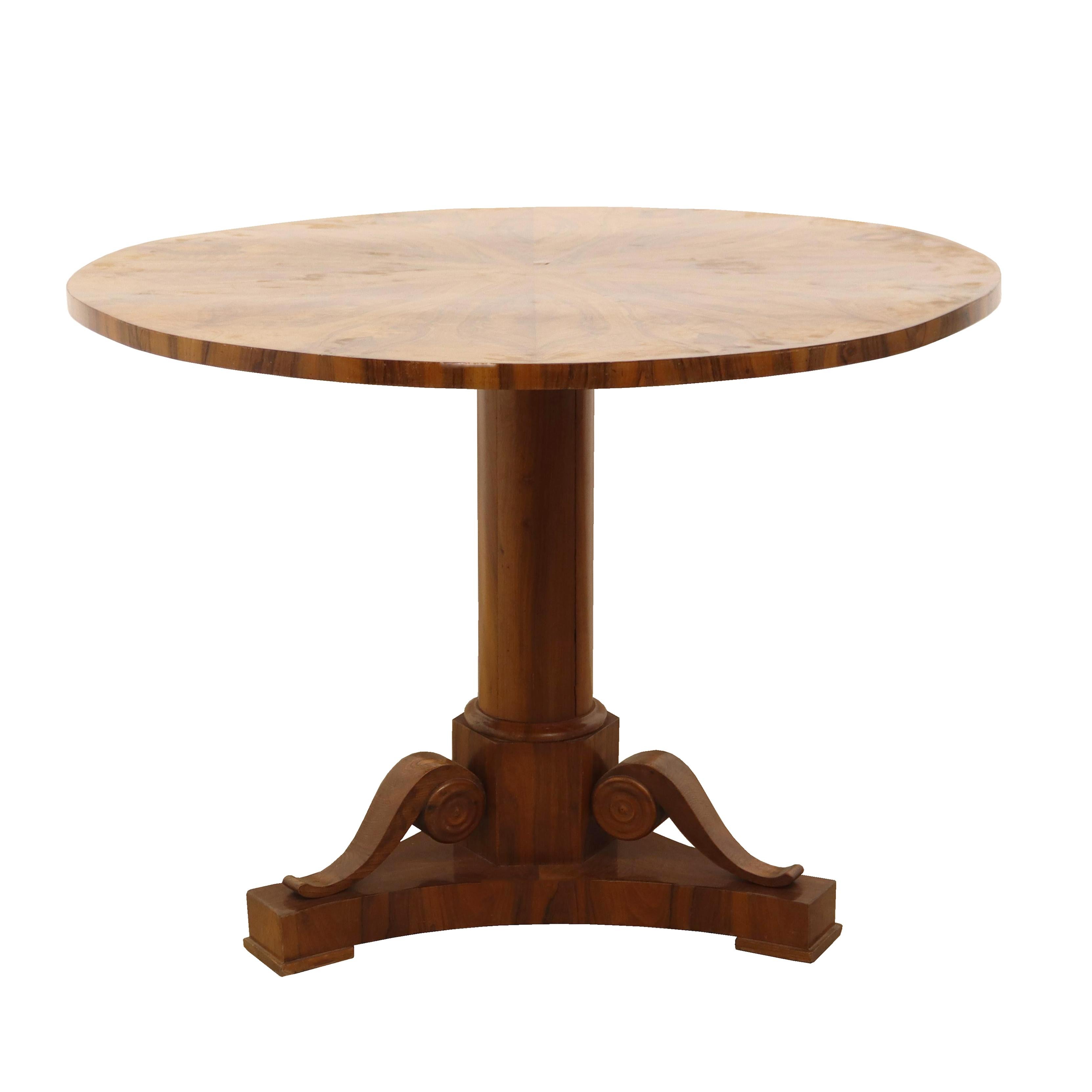 Hallo,
Dieser außergewöhnliche Biedermeier-Sockeltisch aus Nussbaumholz stammt aus Wien, um 1825.

Das Wiener Biedermeier zeichnet sich durch seine raffinierten Proportionen, sein seltenes und raffiniertes Design und seine hervorragende