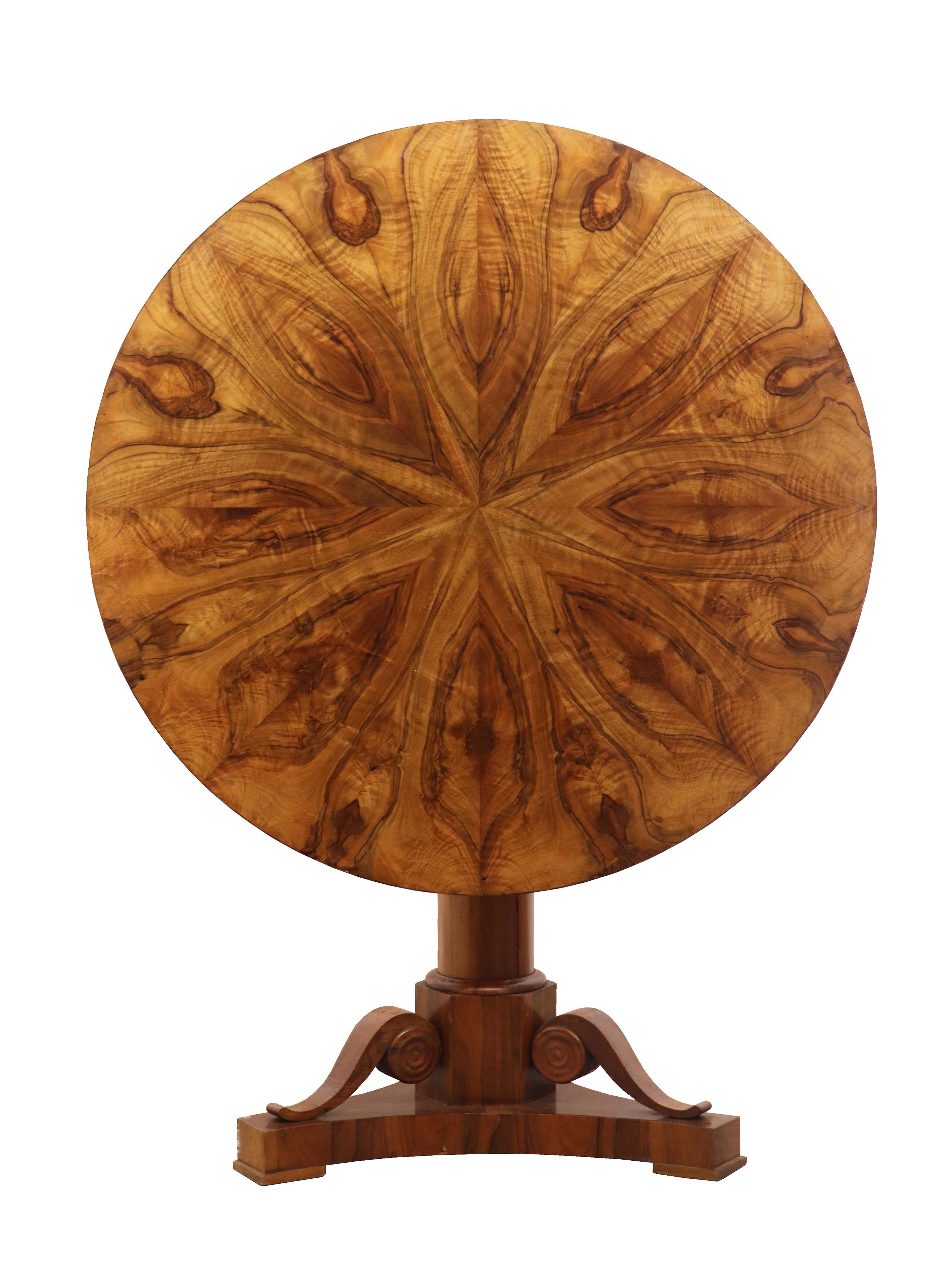Feiner Biedermeier-Mitteltisch aus Nussbaumholz aus dem 19. Jahrhundert. Wiener Stadt, um 1825. (Österreichisch) im Angebot