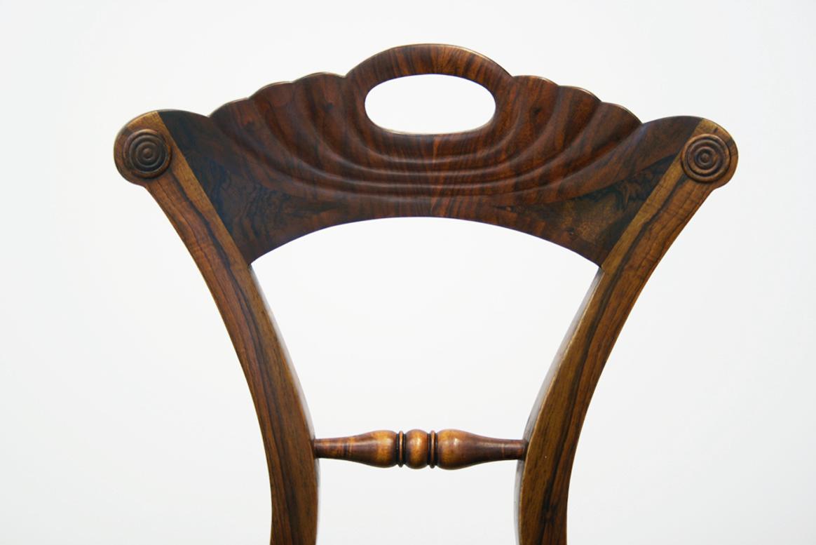 Hallo,
Dieser feine Wiener Biedermeier-Stuhl aus Nussbaumholz wurde um 1825 hergestellt.

Das Wiener Biedermeier zeichnet sich durch seine raffinierten Proportionen, sein seltenes und raffiniertes Design und seine hervorragende Handwerkskunst aus