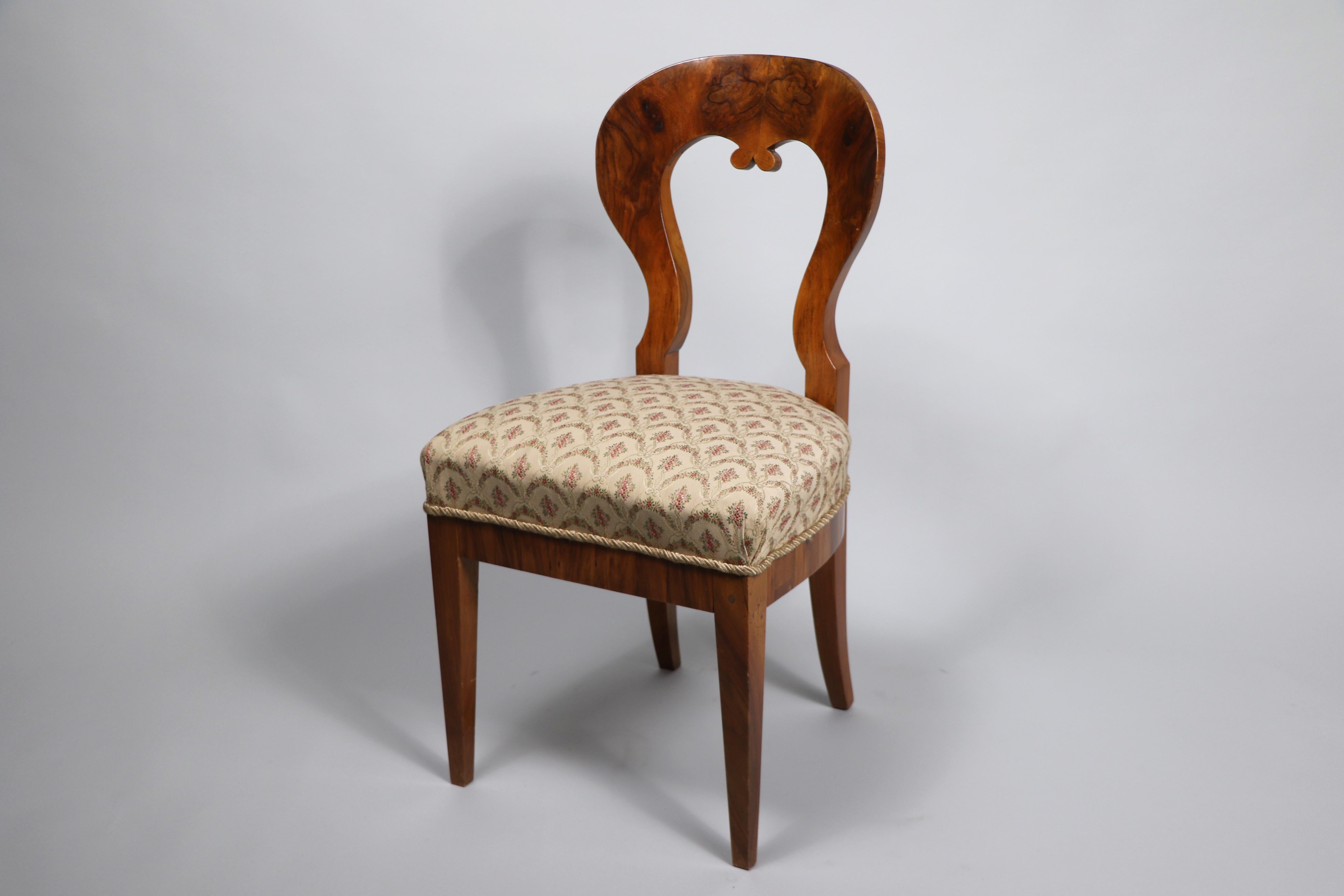 Hallo,
Dieser schöne Biedermeier-Sessel wurde um 1825 in Wien hergestellt.

Die Stücke des Wiener Biedermeier zeichnen sich durch ihre raffinierten Proportionen, ihr seltenes und raffiniertes Design und ihre exzellente Handwerkskunst aus und haben