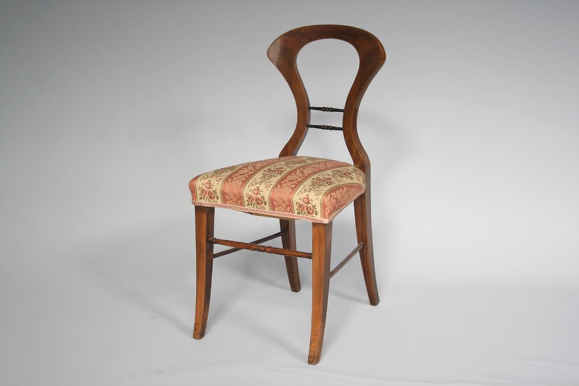 Ciao,
Questa raffinata poltrona Biedermeier è stata realizzata a Vienna intorno al 1825.

I pezzi Biedermeier viennesi si distinguono per le loro proporzioni sofisticate, il design raro e raffinato, l'eccellente artigianato e continuano ad avere una