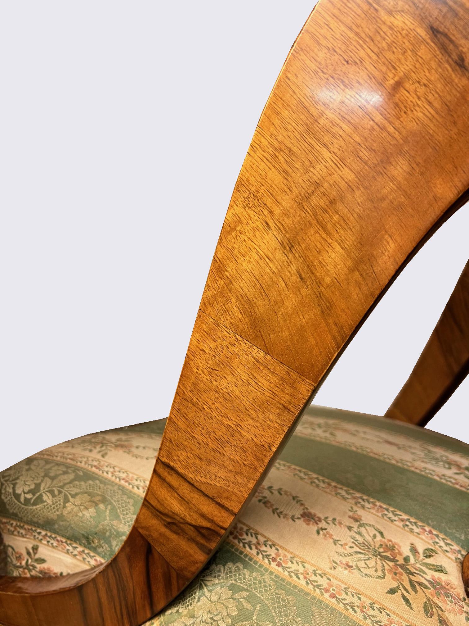 19th Century Fine Biedermeier Walnut Chair. Vienna, c. 1825. For Sale 3