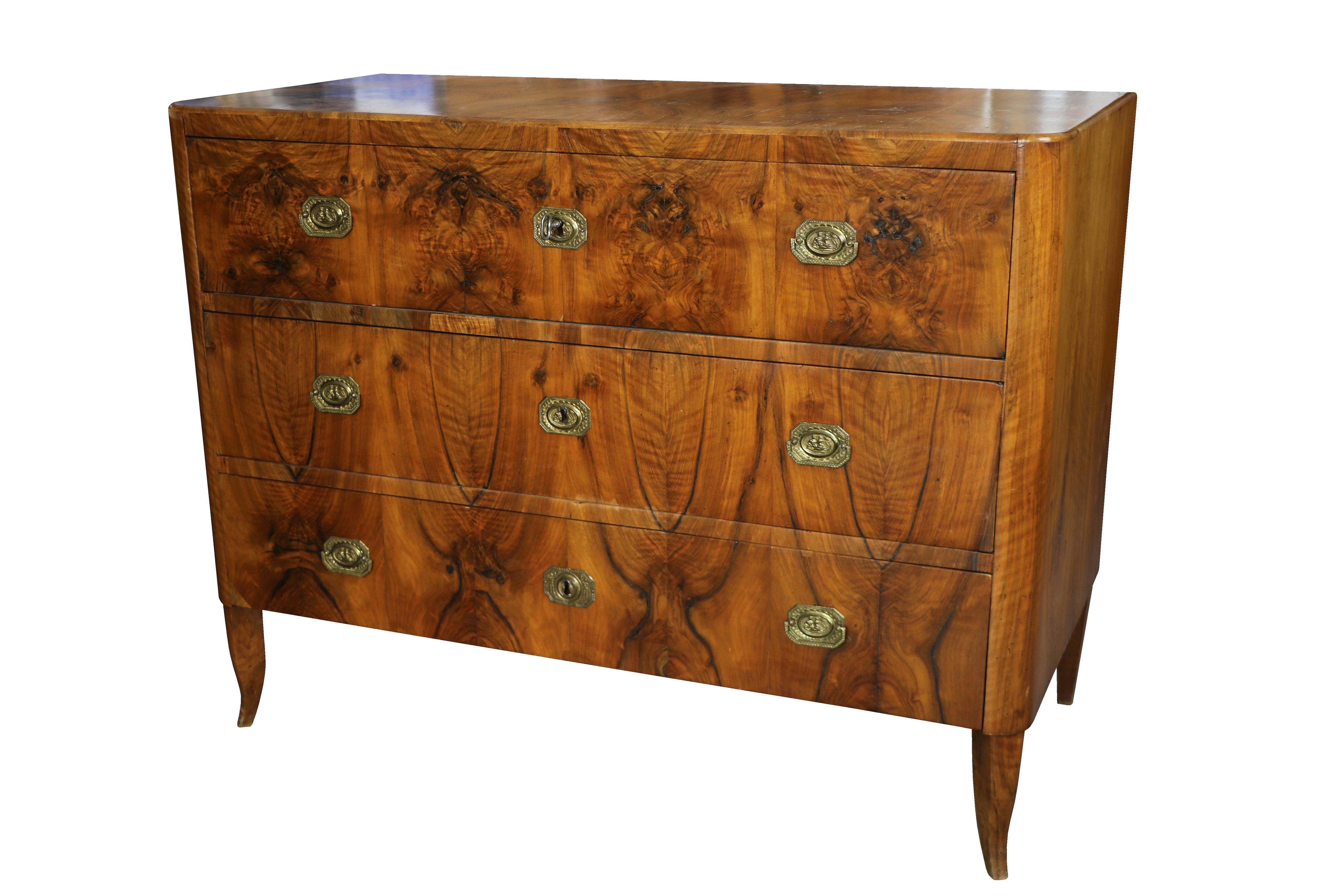 Hallo,
Wir möchten Ihnen diese wirklich exquisite, frühe Biedermeier-Kommode aus Nussbaum anbieten.
Das Wiener Biedermeier zeichnet sich durch seine raffinierten Proportionen, sein seltenes und raffiniertes Design und seine hervorragende