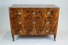 19. Jahrhundert Feine Biedermeier Kommode aus Nussbaumholz. Wiener Stadt, um 1820.