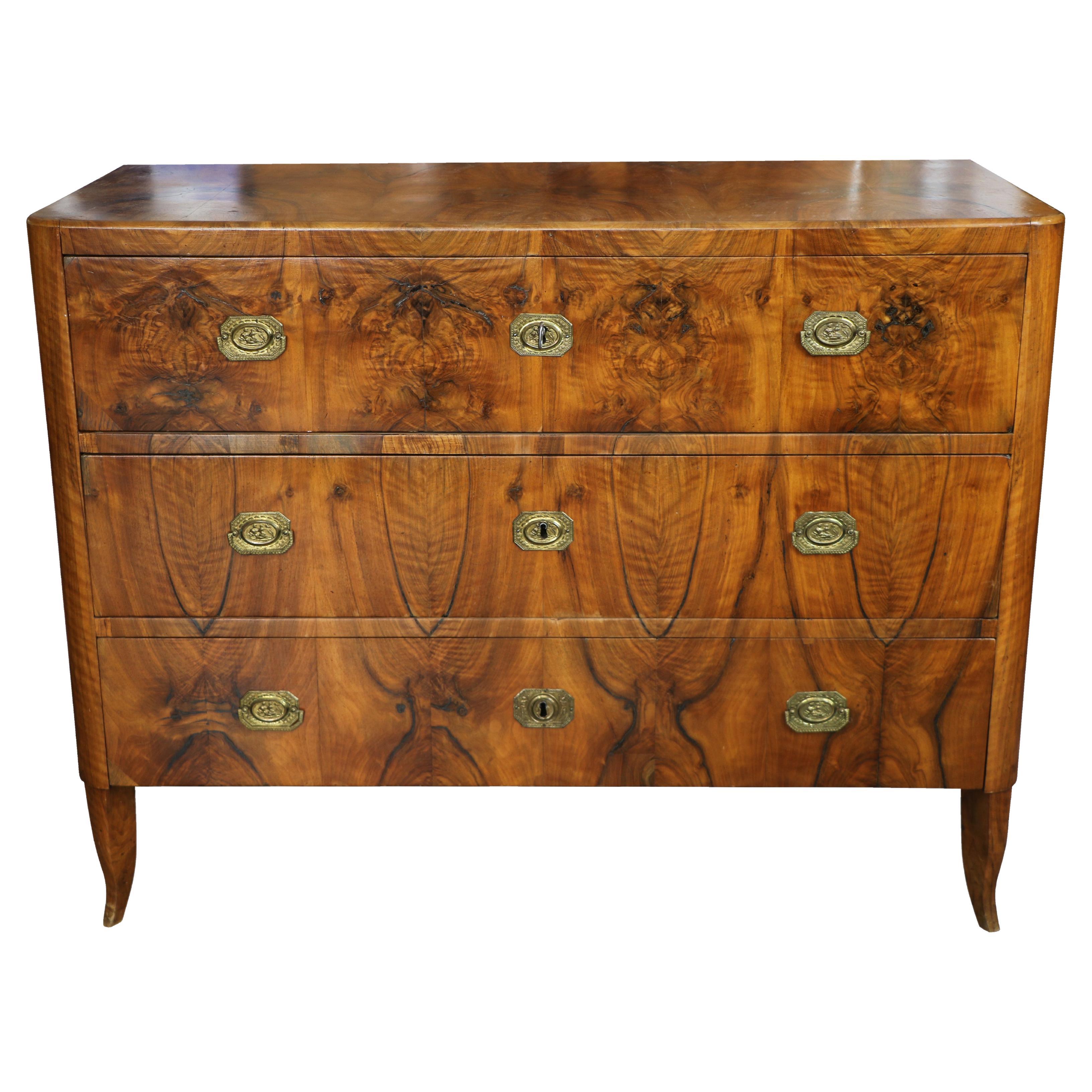 Cassettiera in noce Biedermeier del XIX secolo. Vienna, 1820 circa