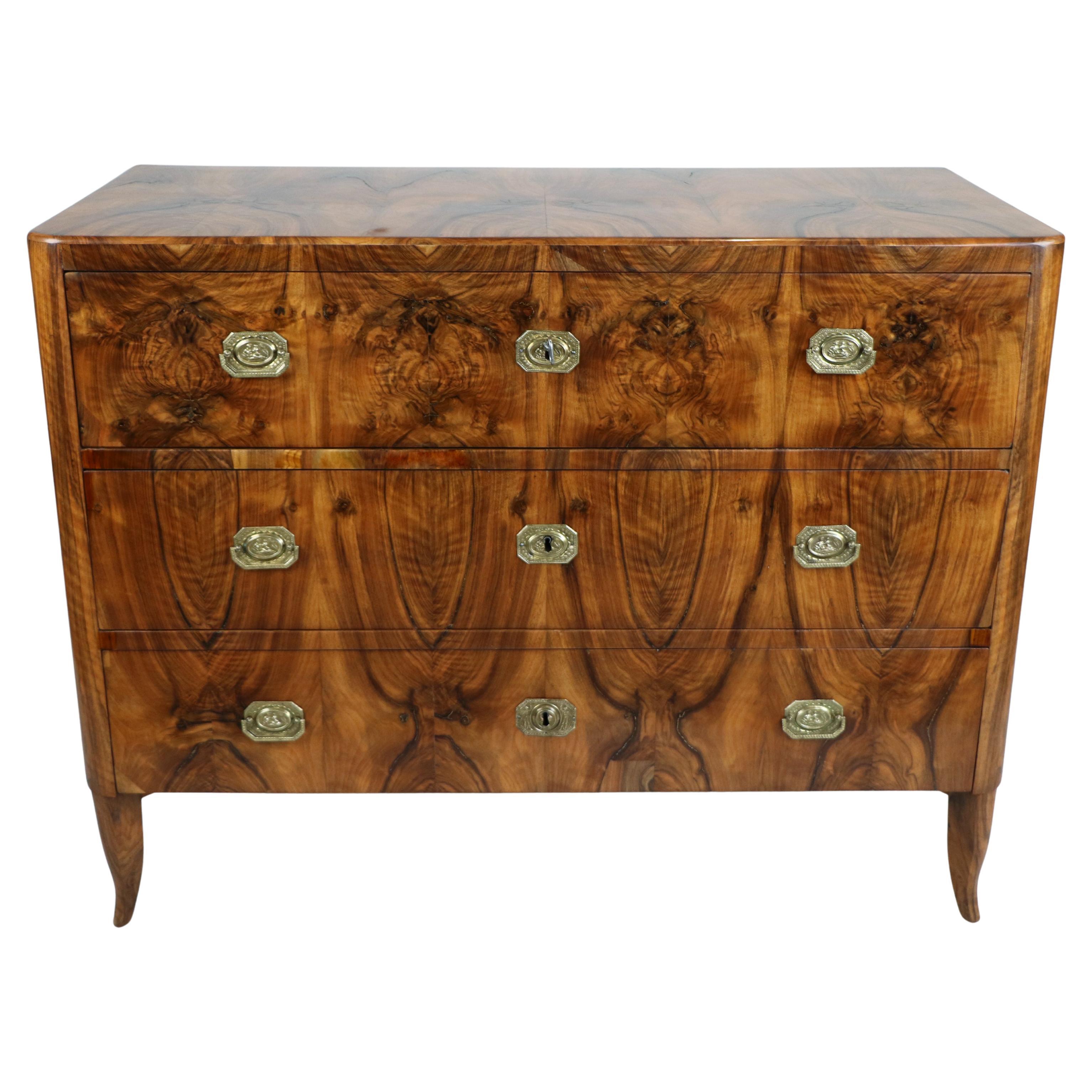 19th Century Fine Biedermeier Walnut Chest of Drawers. Vienna, c. 1820.