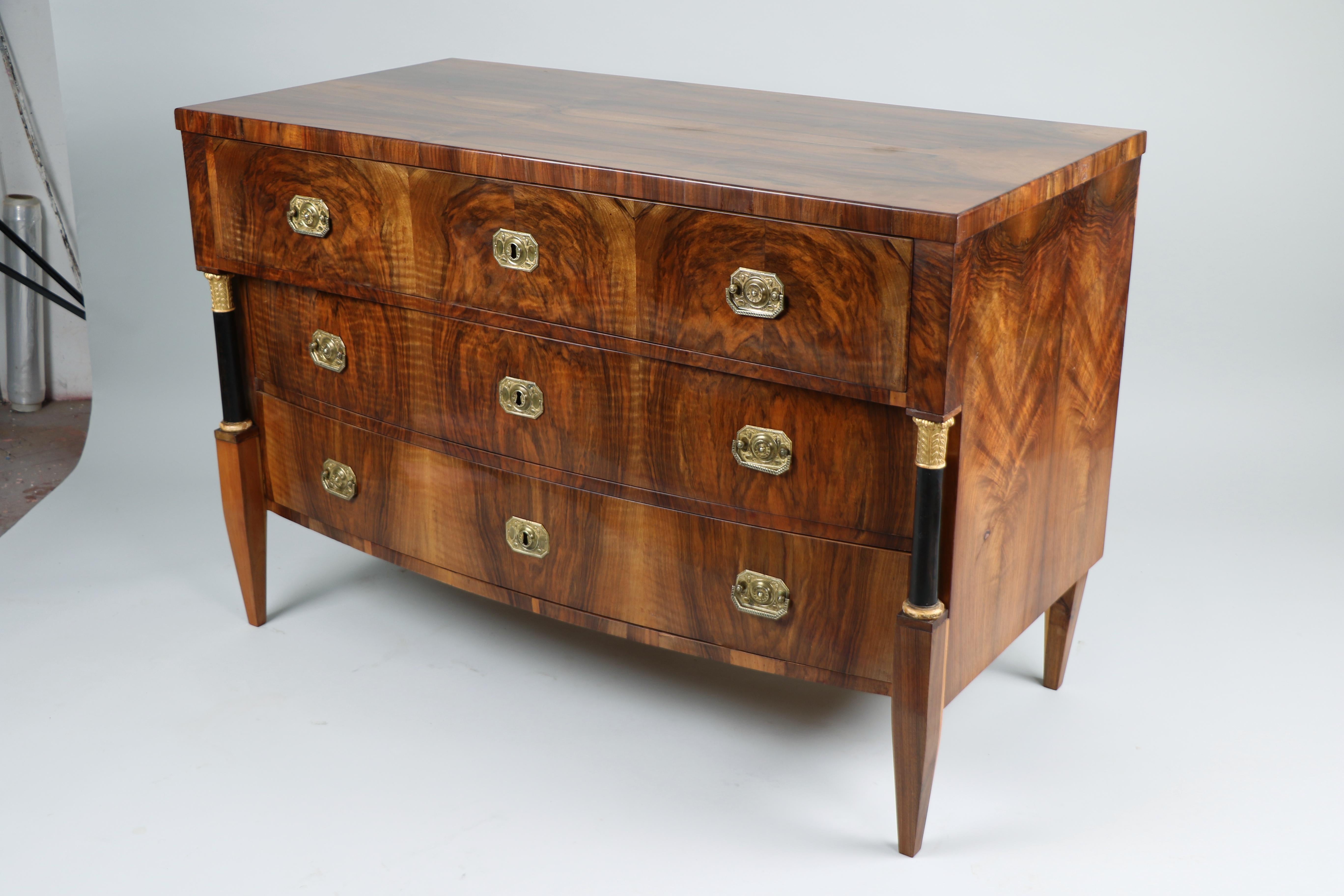 Commode en noyer Biedermeier du XIXe siècle. Vienne, vers 1825. en vente 4