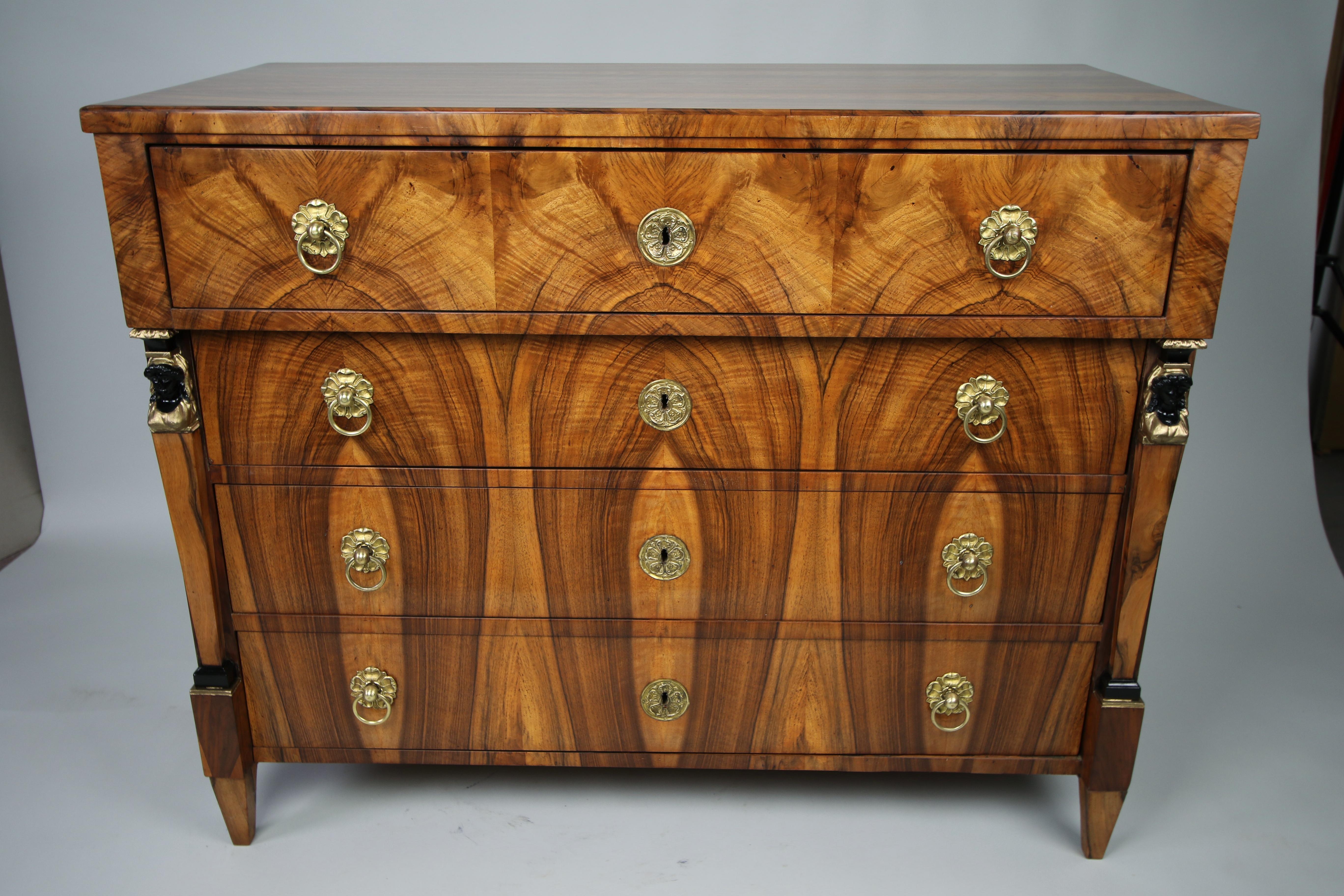 Commode en noyer Biedermeier du XIXe siècle. Vienne, vers 1825. en vente 4