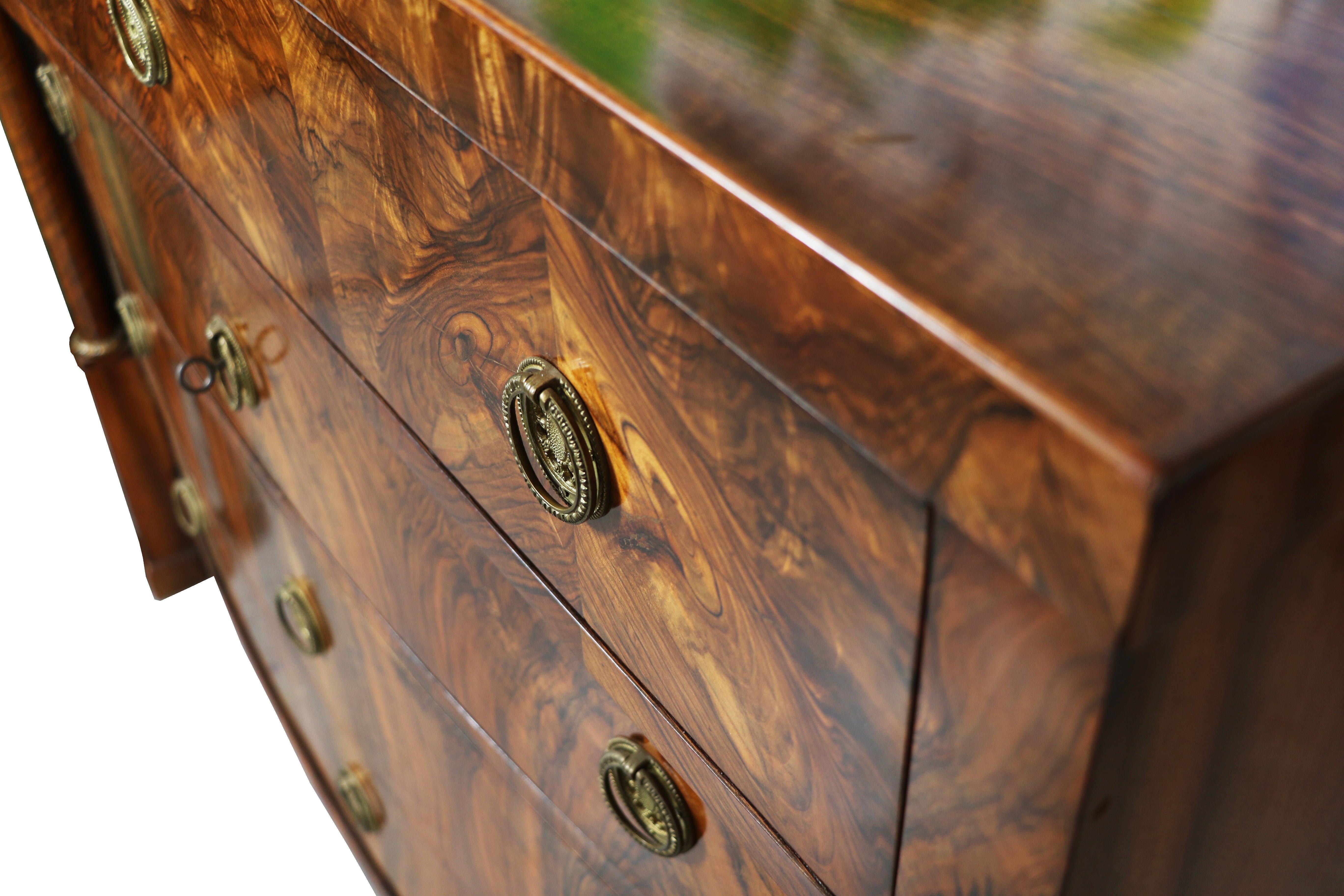 19th Century Fine Biedermeier Walnut Chest of Drawers. Vienna, c. 1825. 7