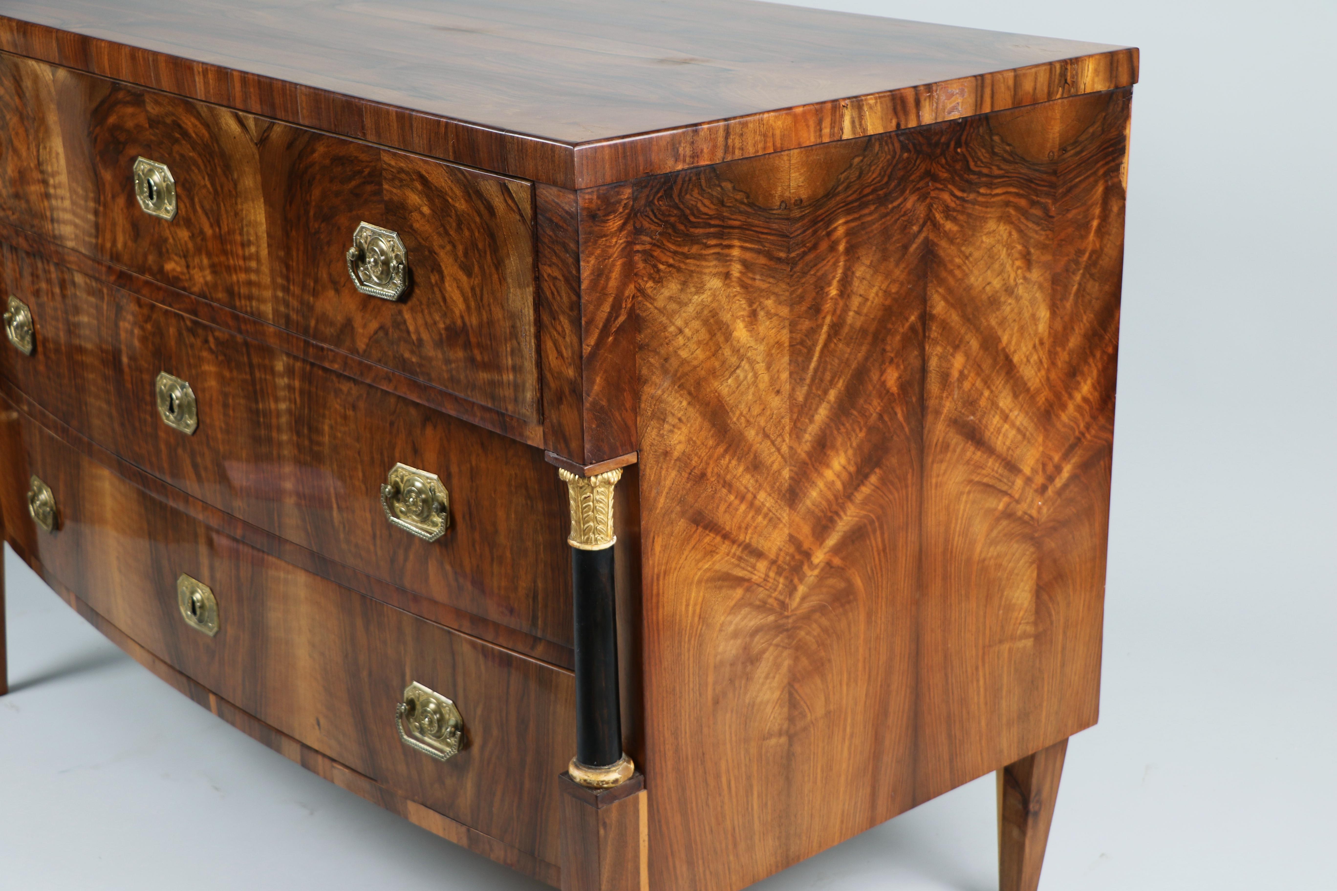 Commode en noyer Biedermeier du XIXe siècle. Vienne, vers 1825. en vente 5
