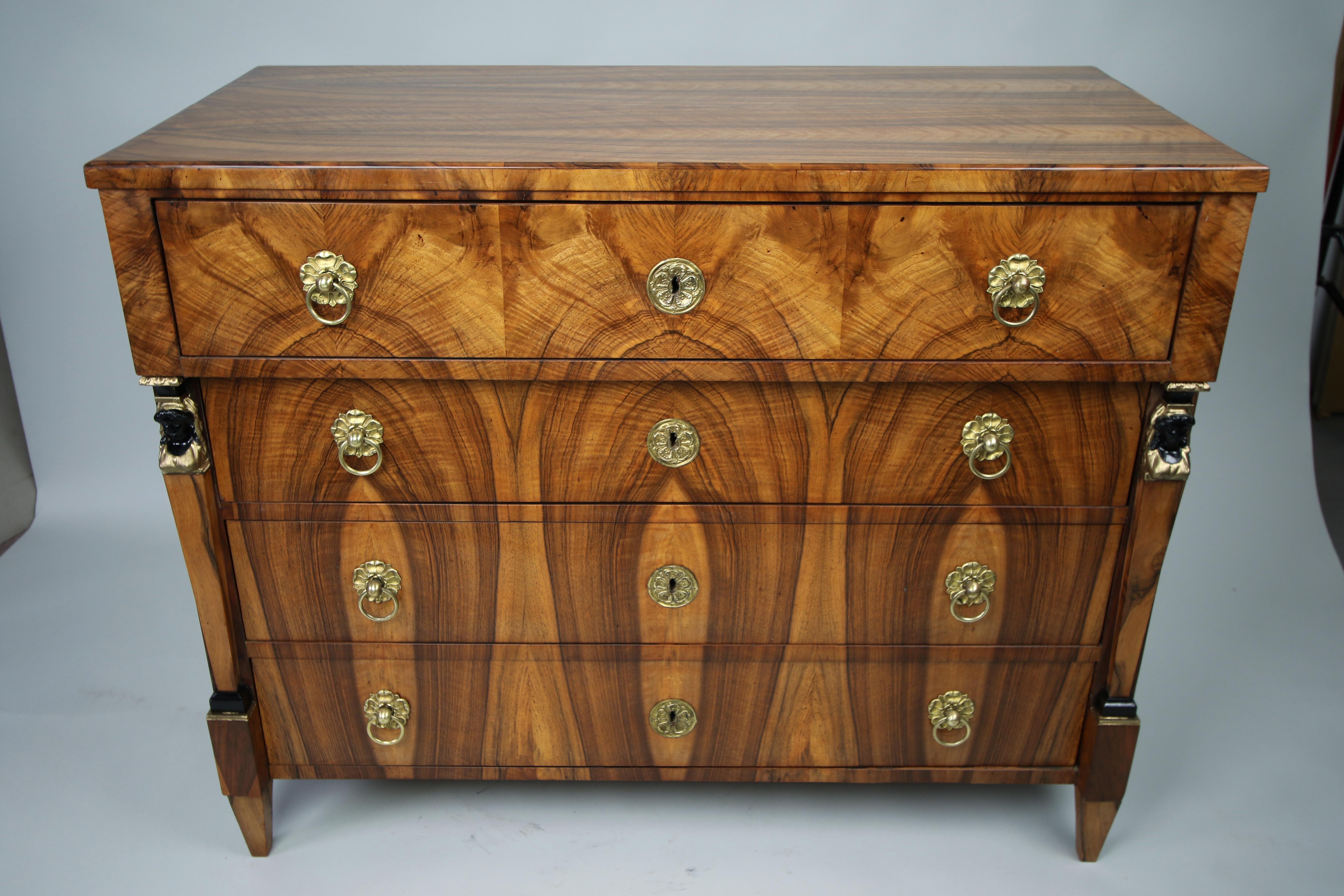 Commode en noyer Biedermeier du XIXe siècle. Vienne, vers 1825. en vente 6