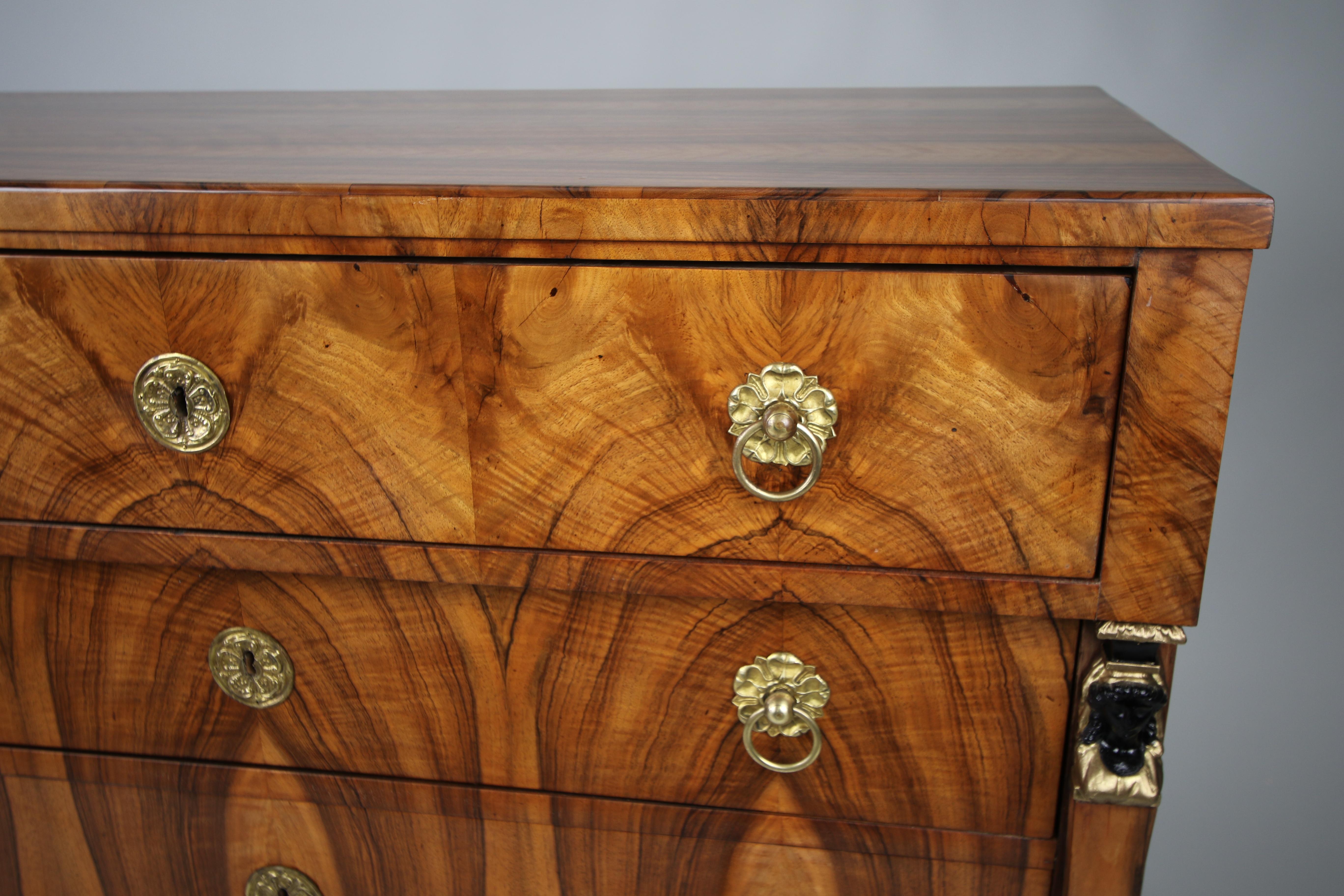 Commode en noyer Biedermeier du XIXe siècle. Vienne, vers 1825. en vente 7