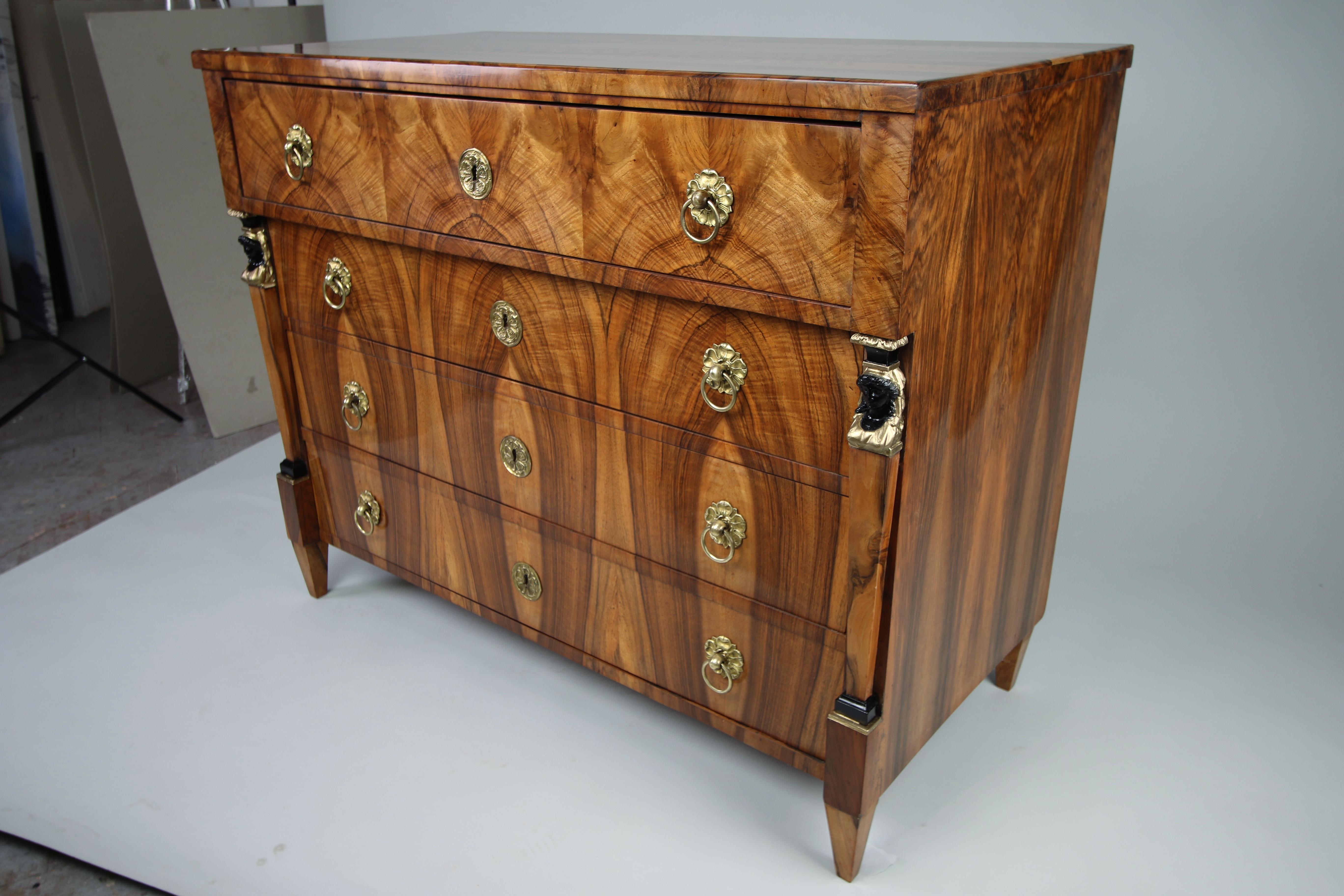 Commode en noyer Biedermeier du XIXe siècle. Vienne, vers 1825. en vente 9