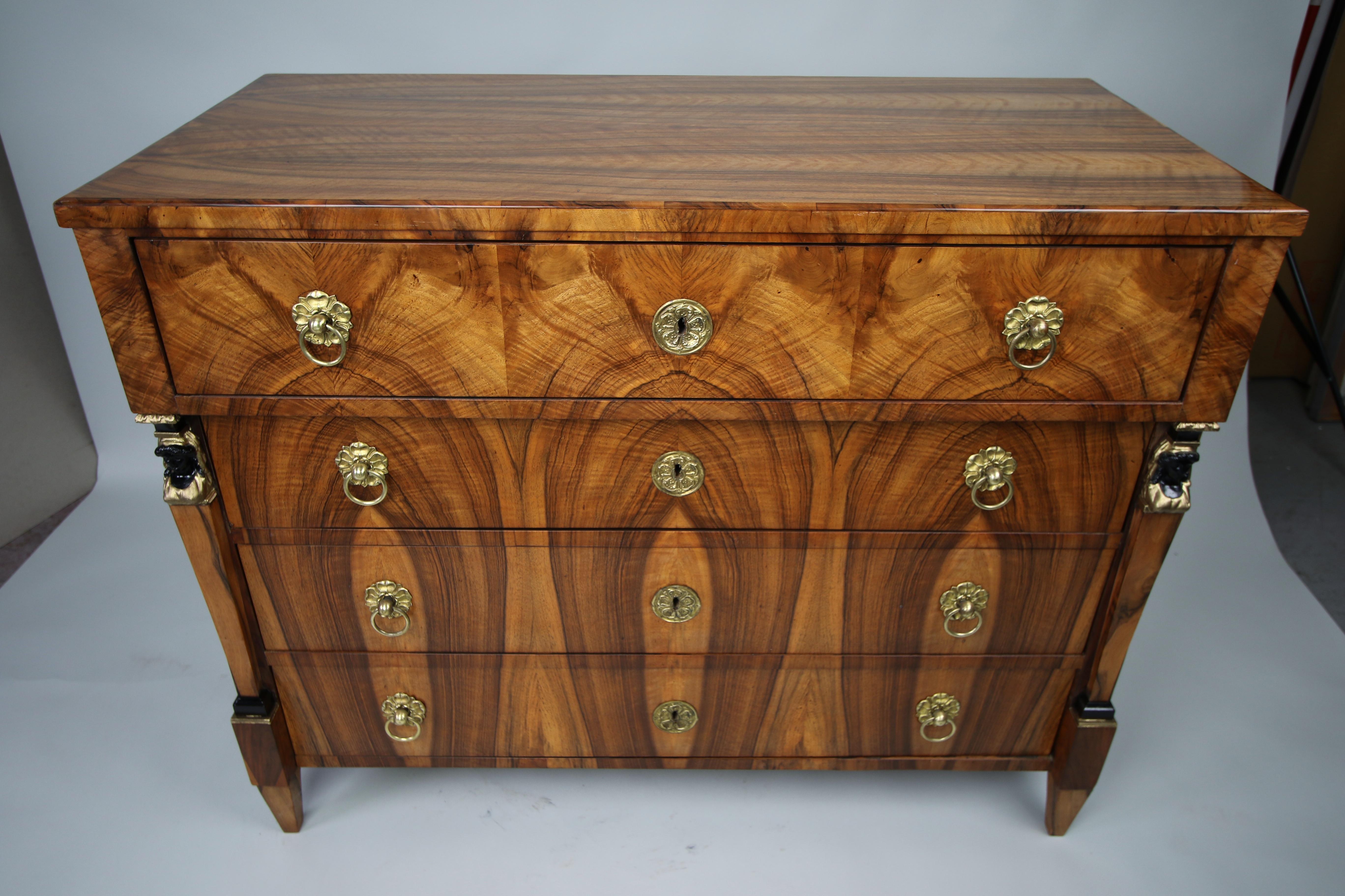 Commode en noyer Biedermeier du XIXe siècle. Vienne, vers 1825. en vente 10