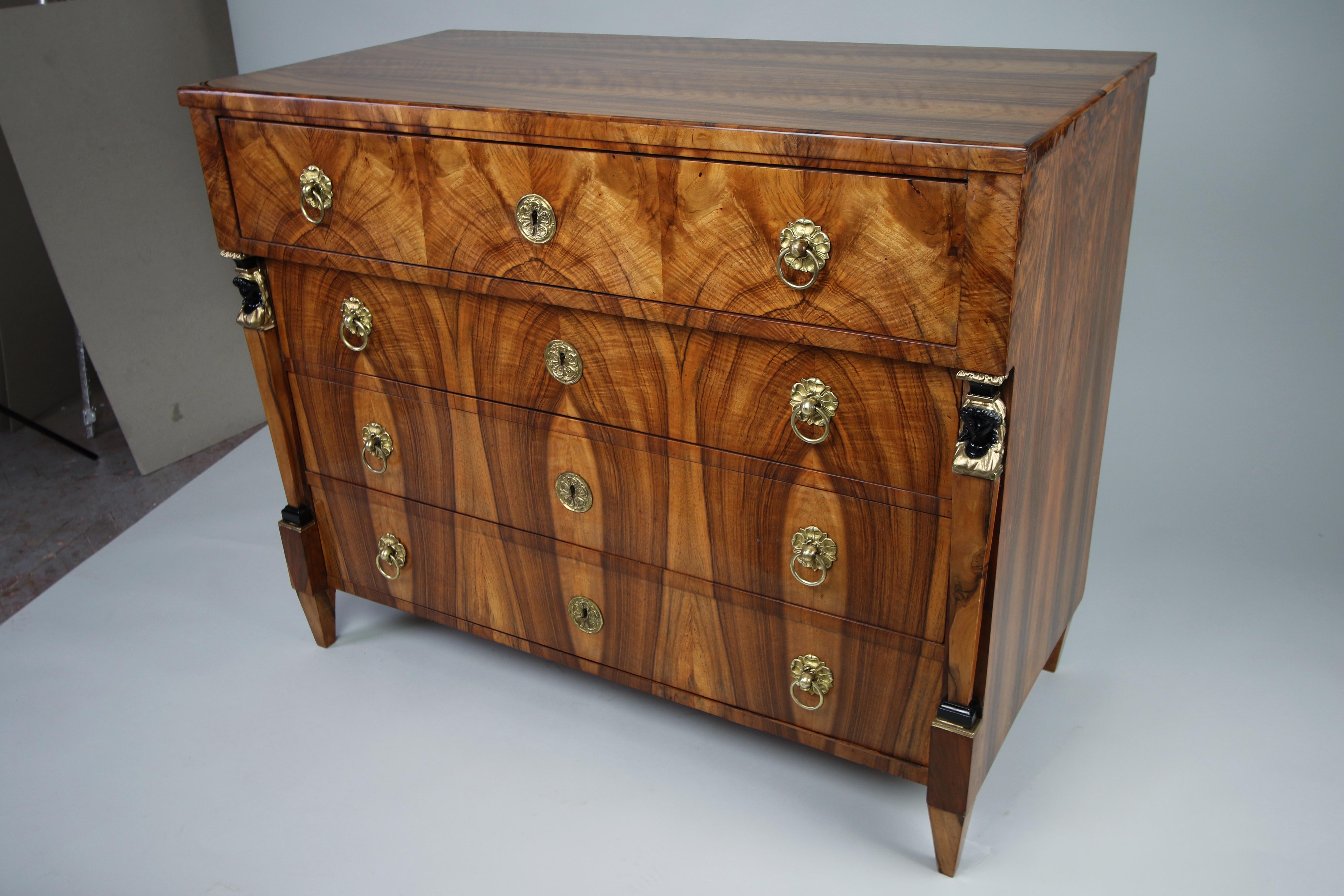 Commode en noyer Biedermeier du XIXe siècle. Vienne, vers 1825. en vente 12