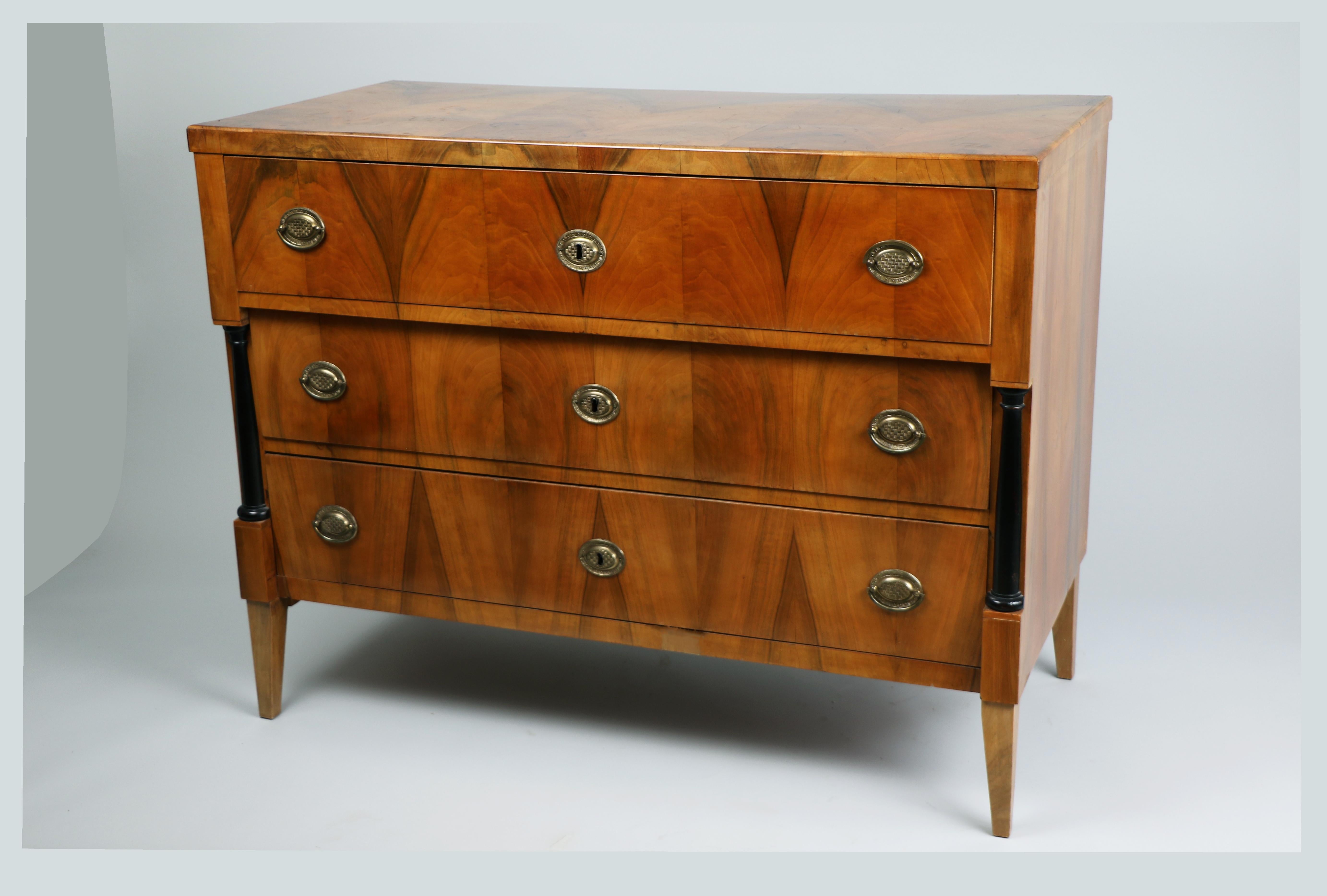 Ciao,
Questa squisita commode in noce Biedermeier è stata realizzata a Vienna nel 1820-25 circa.

Il Biedermeier viennese si distingue per le sue proporzioni sofisticate, il design raro e raffinato e l'eccellente artigianato e continua ad avere una