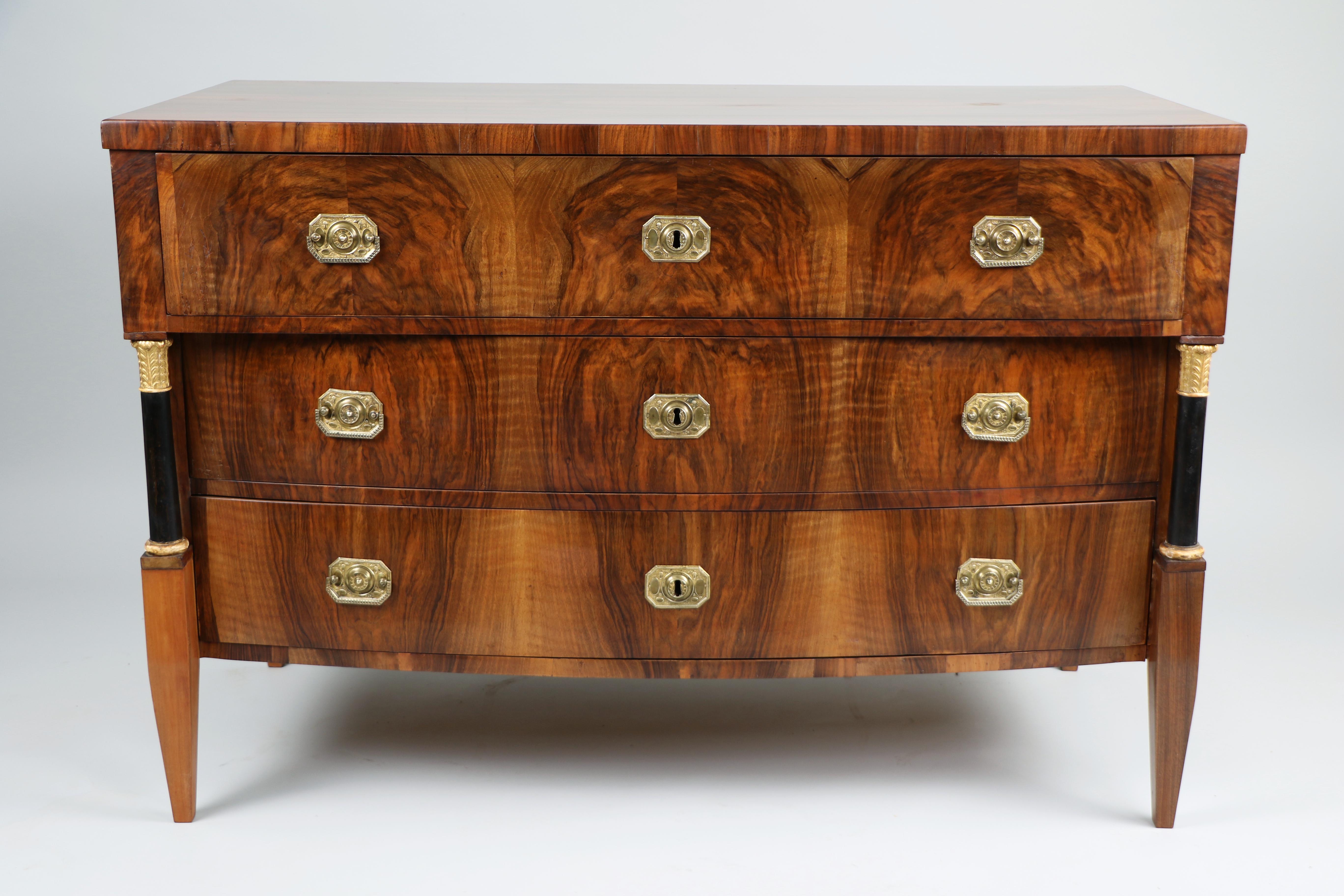 Bonjour,
Nous avons le plaisir de vous proposer cette superbe commode en noyer Biedermeier de la première heure.
Le Biedermeier viennois se distingue par ses proportions sophistiquées, son design rare et raffiné et son excellent savoir-faire. Il