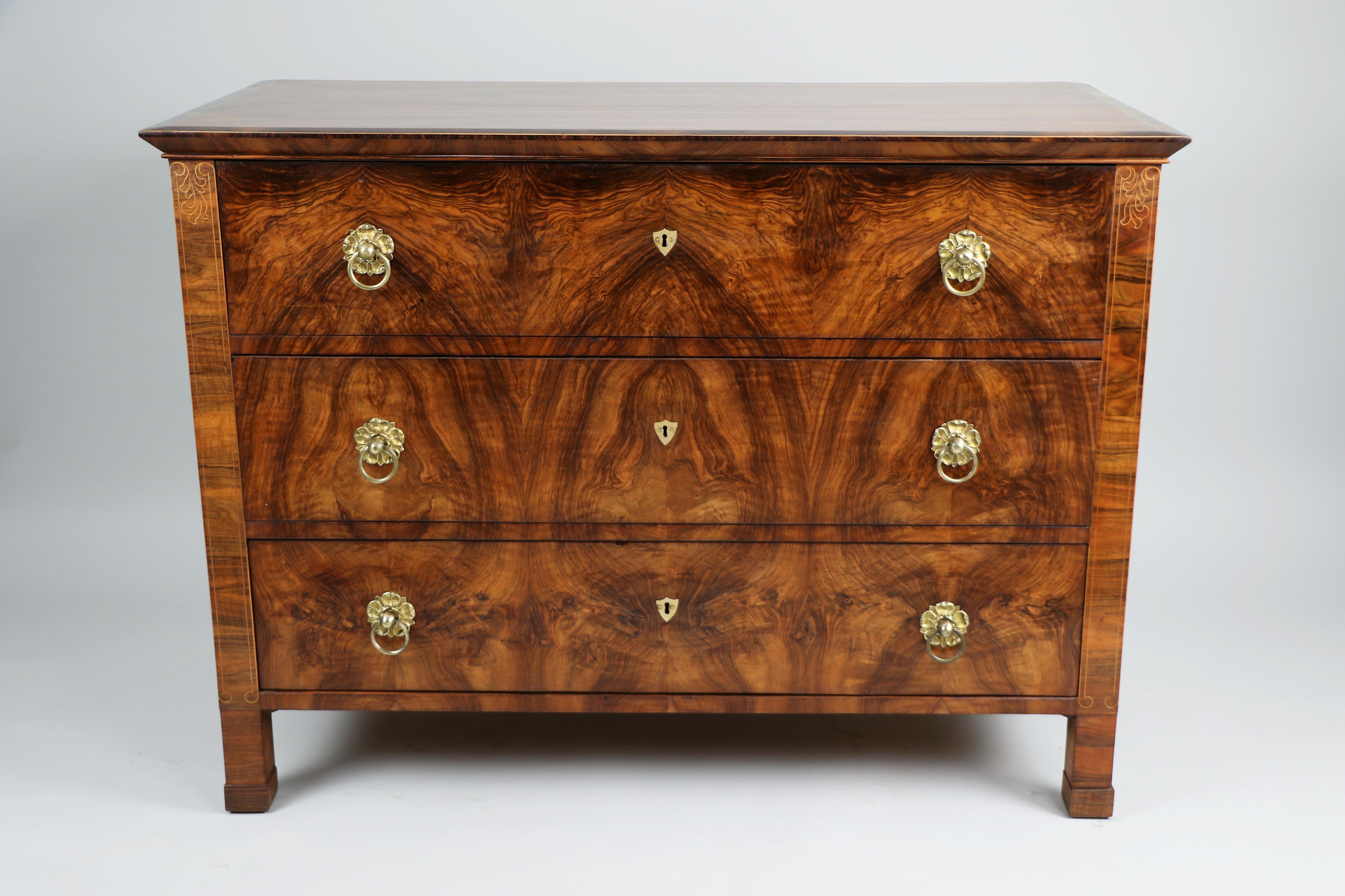 Ciao,
Questa squisita cassettiera in noce Biedermeier è stata realizzata a Vienna intorno al 1825.

Il Biedermeier viennese si distingue per le sue proporzioni sofisticate, il design raro e raffinato e l'eccellente artigianato e continua ad avere