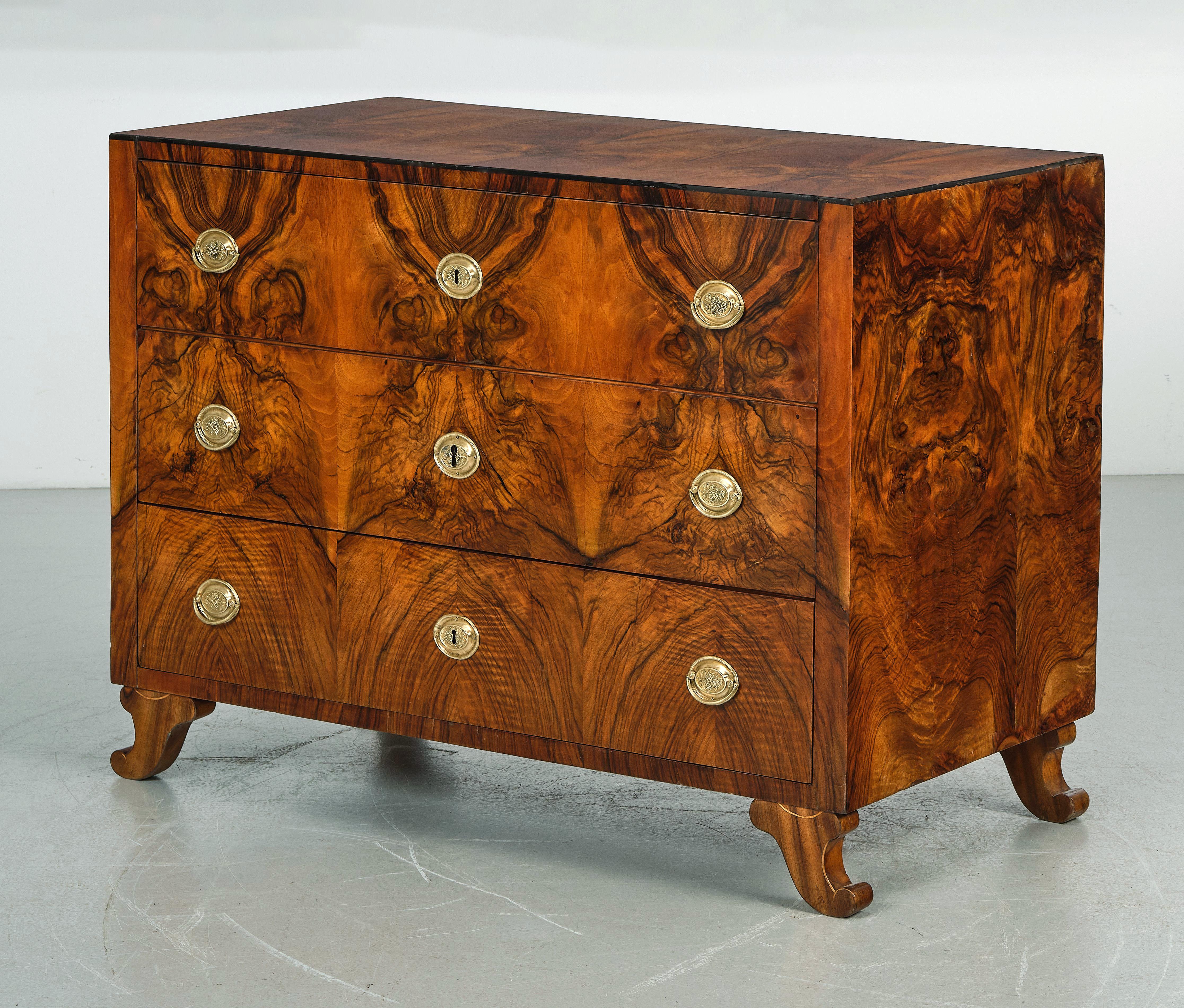 We are pleased to offer this truly exceptional early Biedermeier walnut chest of drawers – a rare, museum-quality example of Viennese craftsmanship from circa 1825.

This elegant three-drawer commode is a perfect representation of the early Viennese