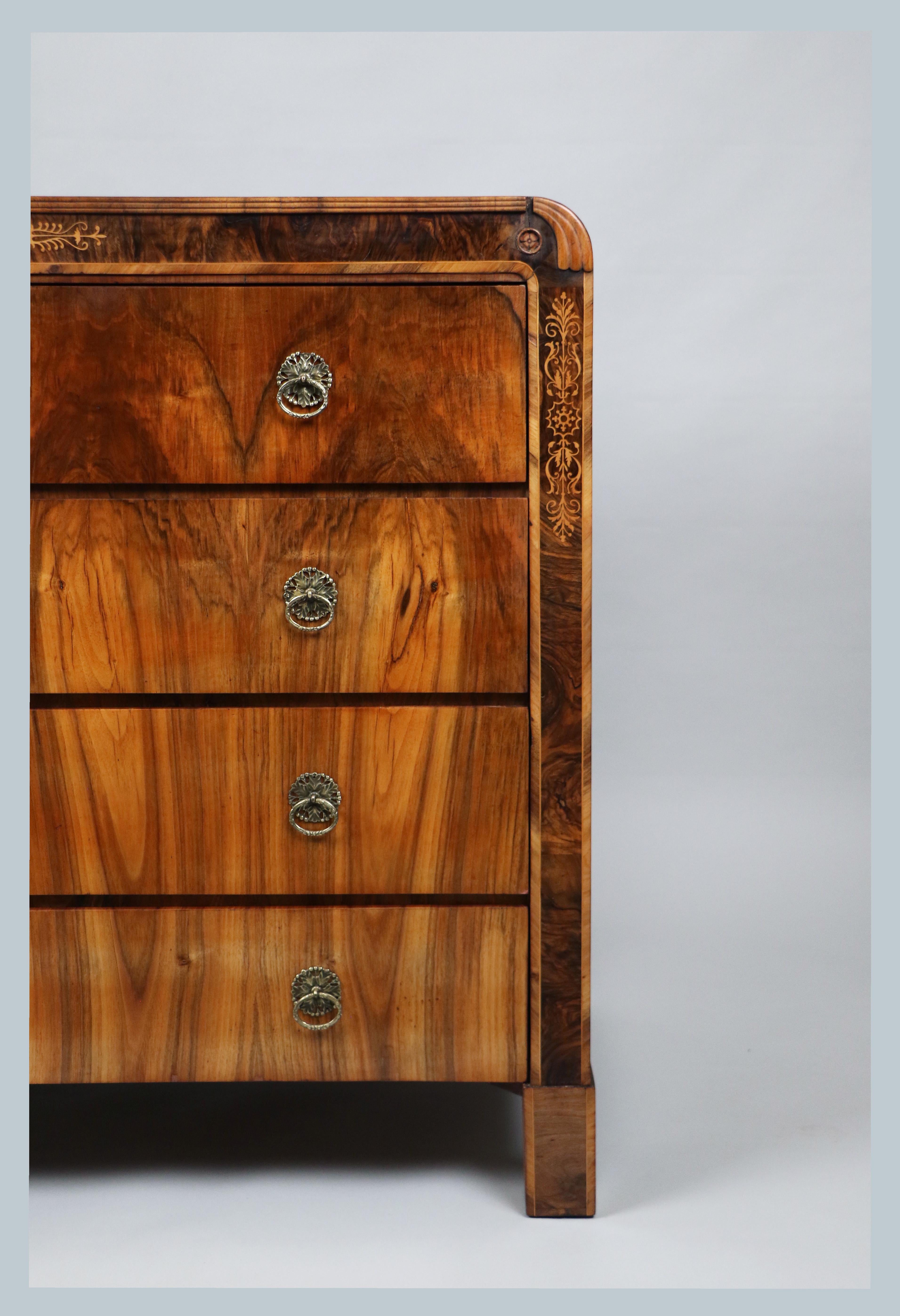 Austrian 19th Century Fine Biedermeier Walnut Chest of Drawers. Vienna, c. 1825. For Sale