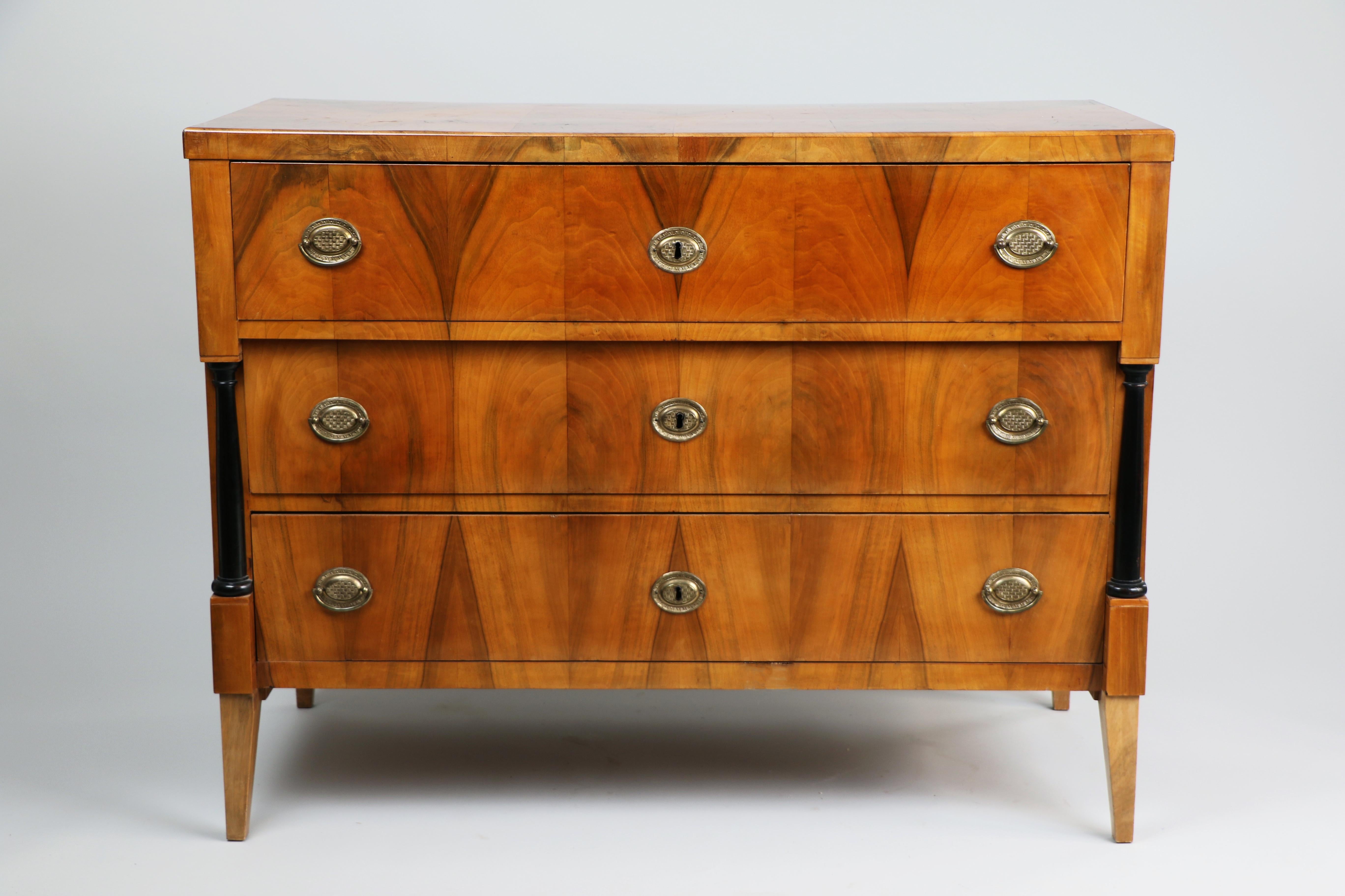 Austriaco Cassettiera in noce Biedermeier del XIX secolo. Vienna, 1825 circa in vendita