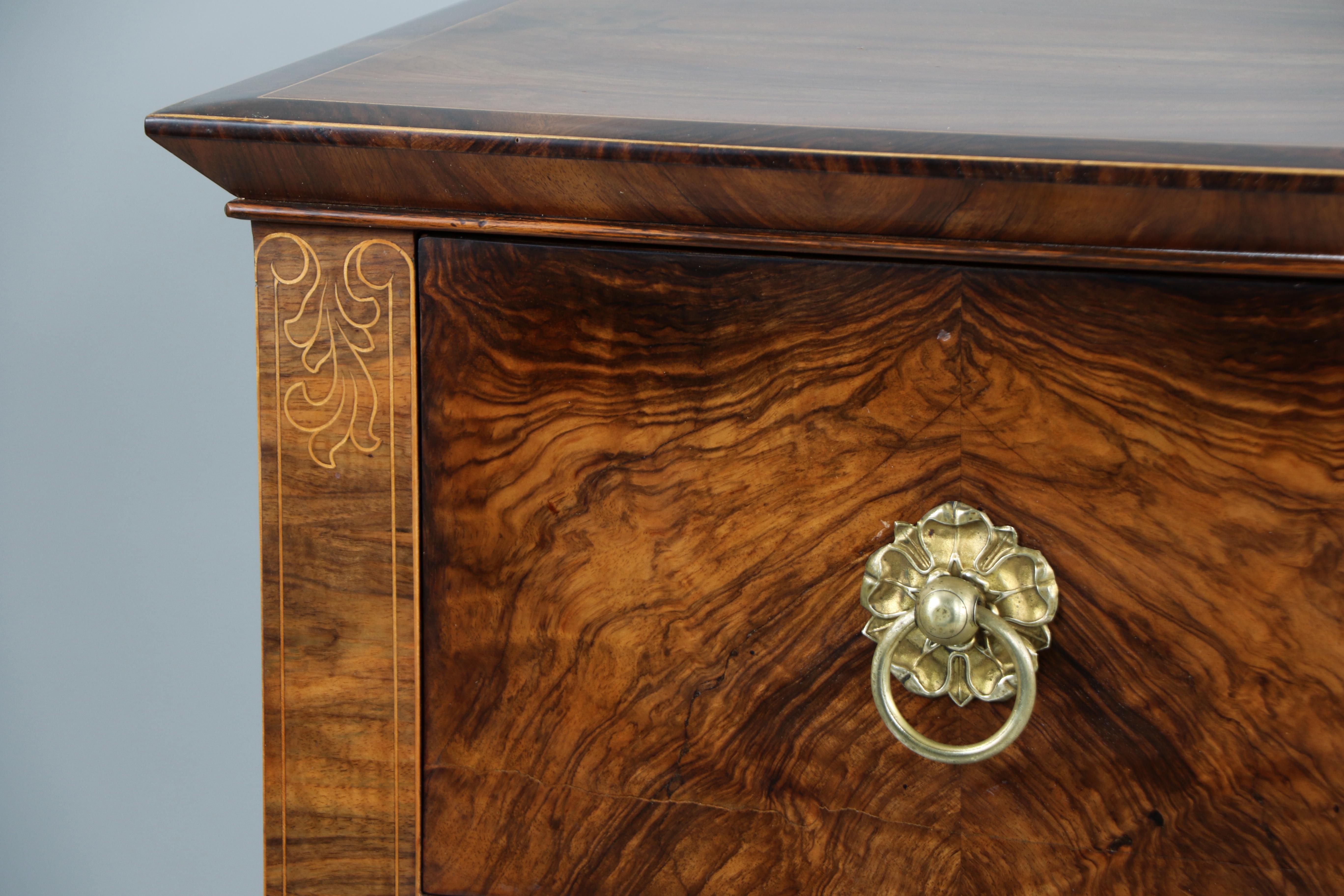 Austriaco Cassettiera in noce Biedermeier del XIX secolo. Vienna, 1825 circa. in vendita
