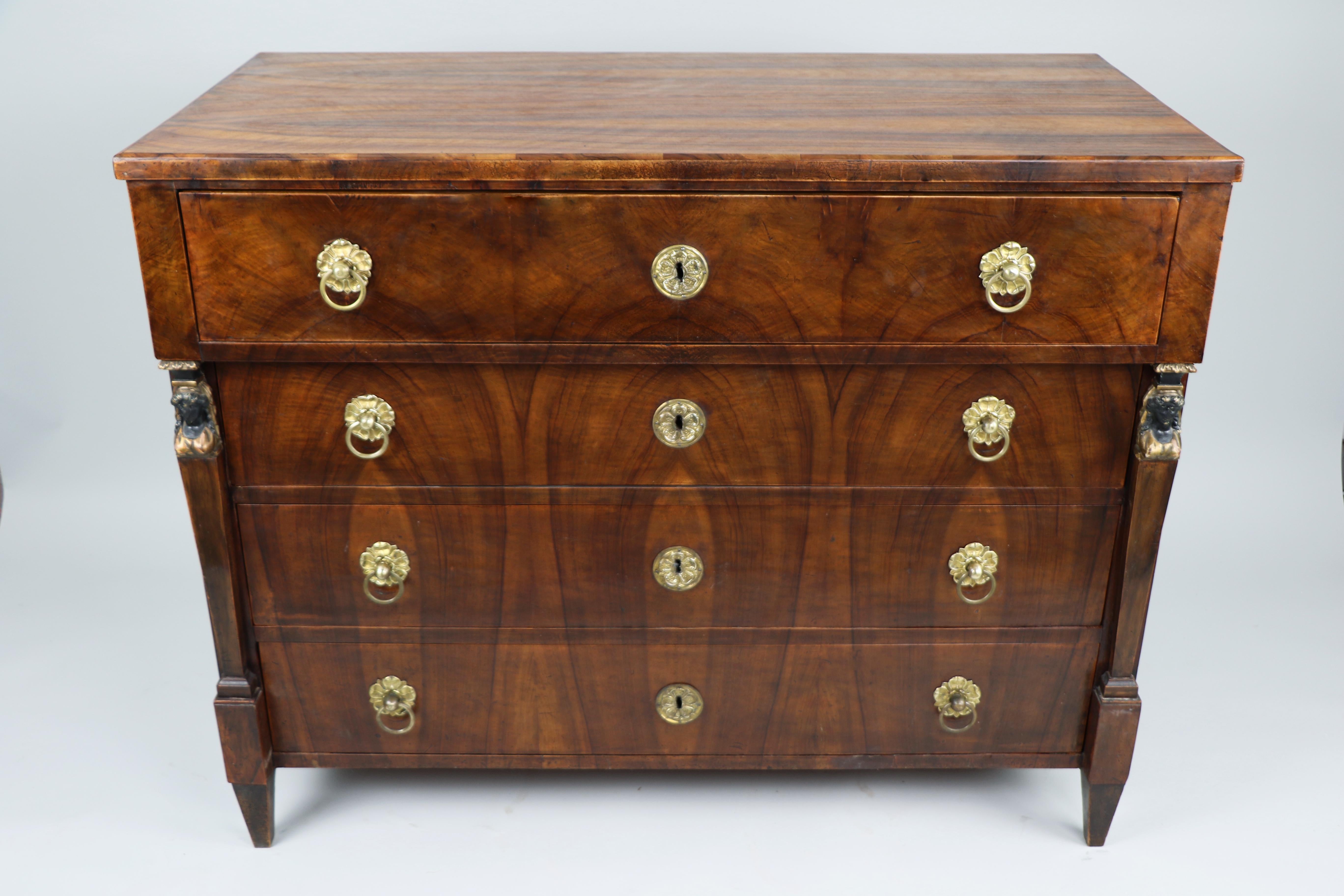 Austriaco Cassettiera in noce Biedermeier del XIX secolo. Vienna, 1825 circa. in vendita