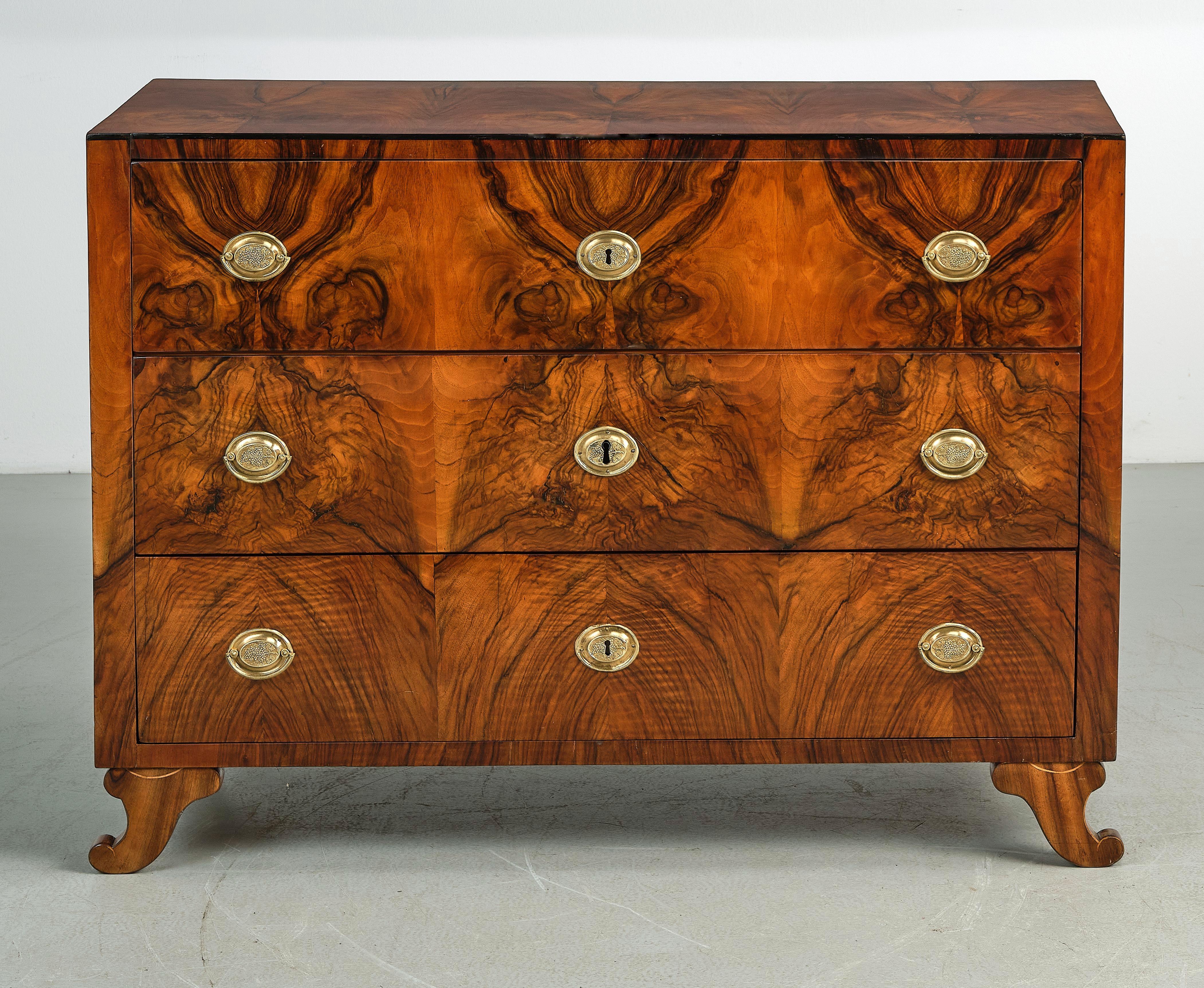 Austrian 19th Century Fine Biedermeier Walnut Chest of Drawers. Vienna, c. 1825 For Sale