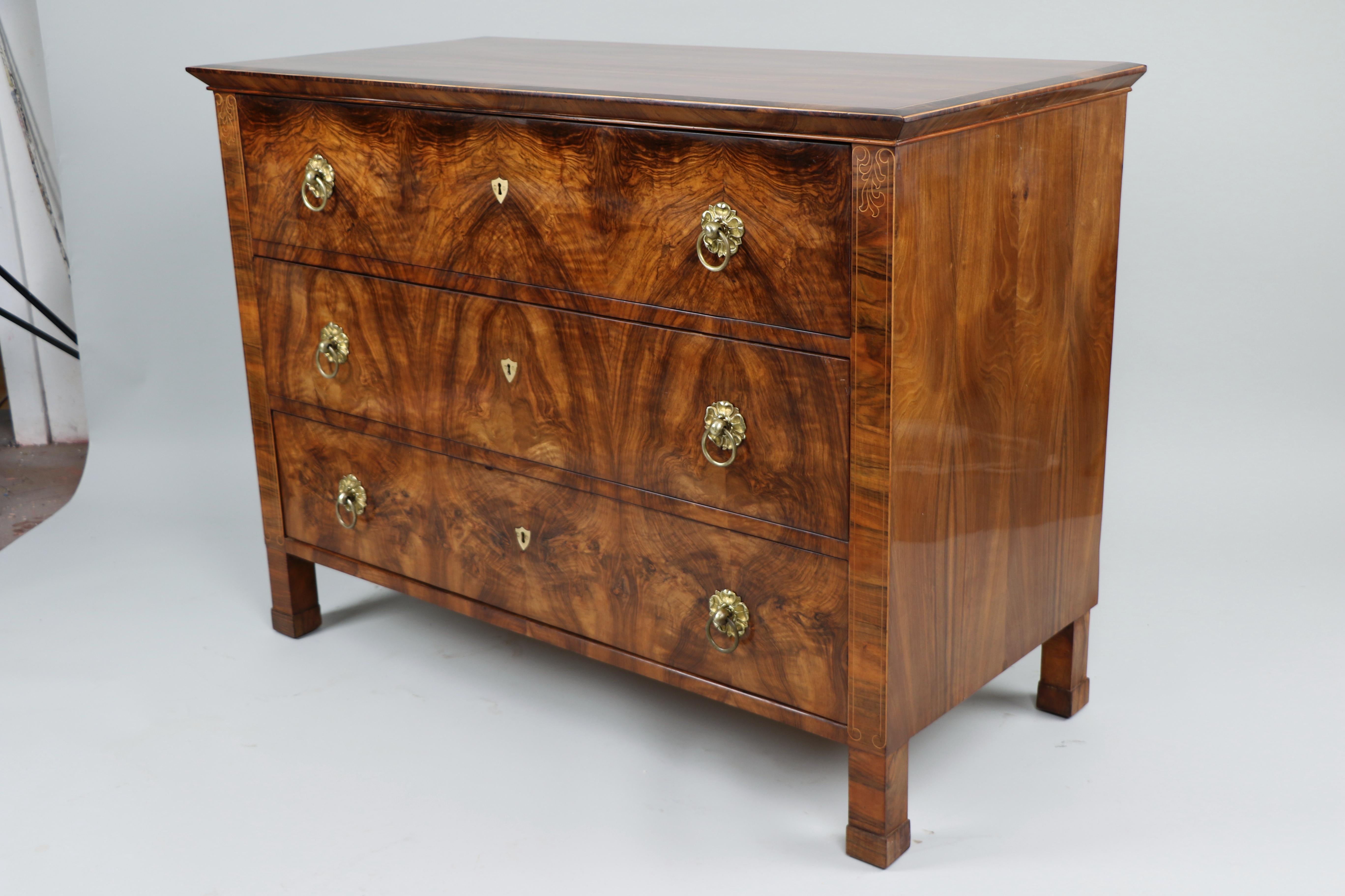 Intarsio Cassettiera in noce Biedermeier del XIX secolo. Vienna, 1825 circa. in vendita