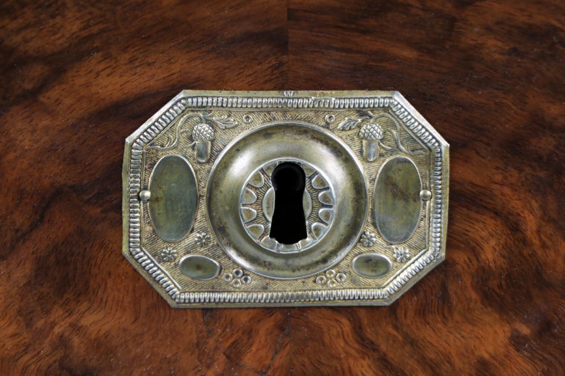 Commode en noyer Biedermeier du XIXe siècle. Vienne, vers 1825. Bon état - En vente à Vienna, AT