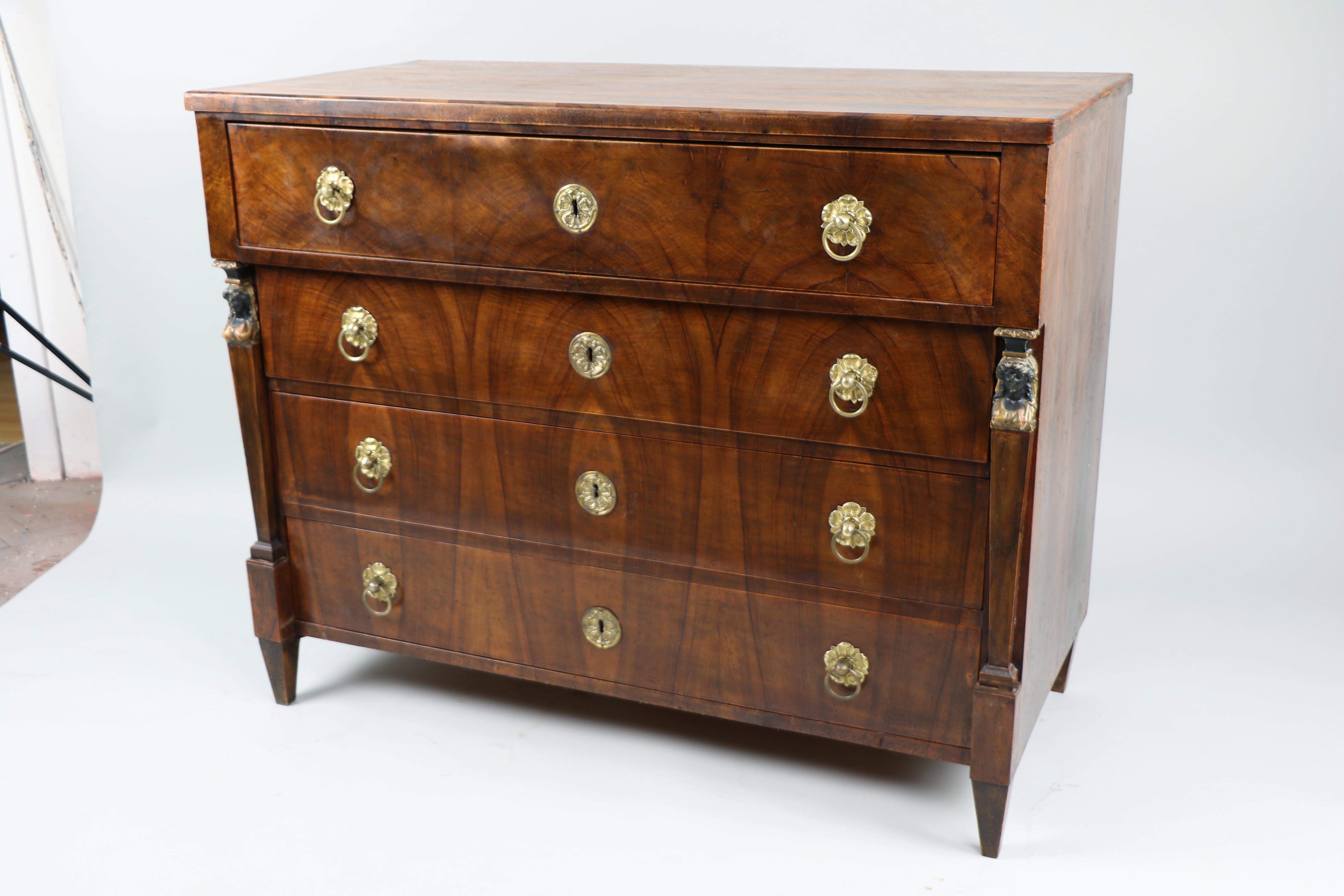 Ottone Cassettiera in noce Biedermeier del XIX secolo. Vienna, 1825 circa. in vendita