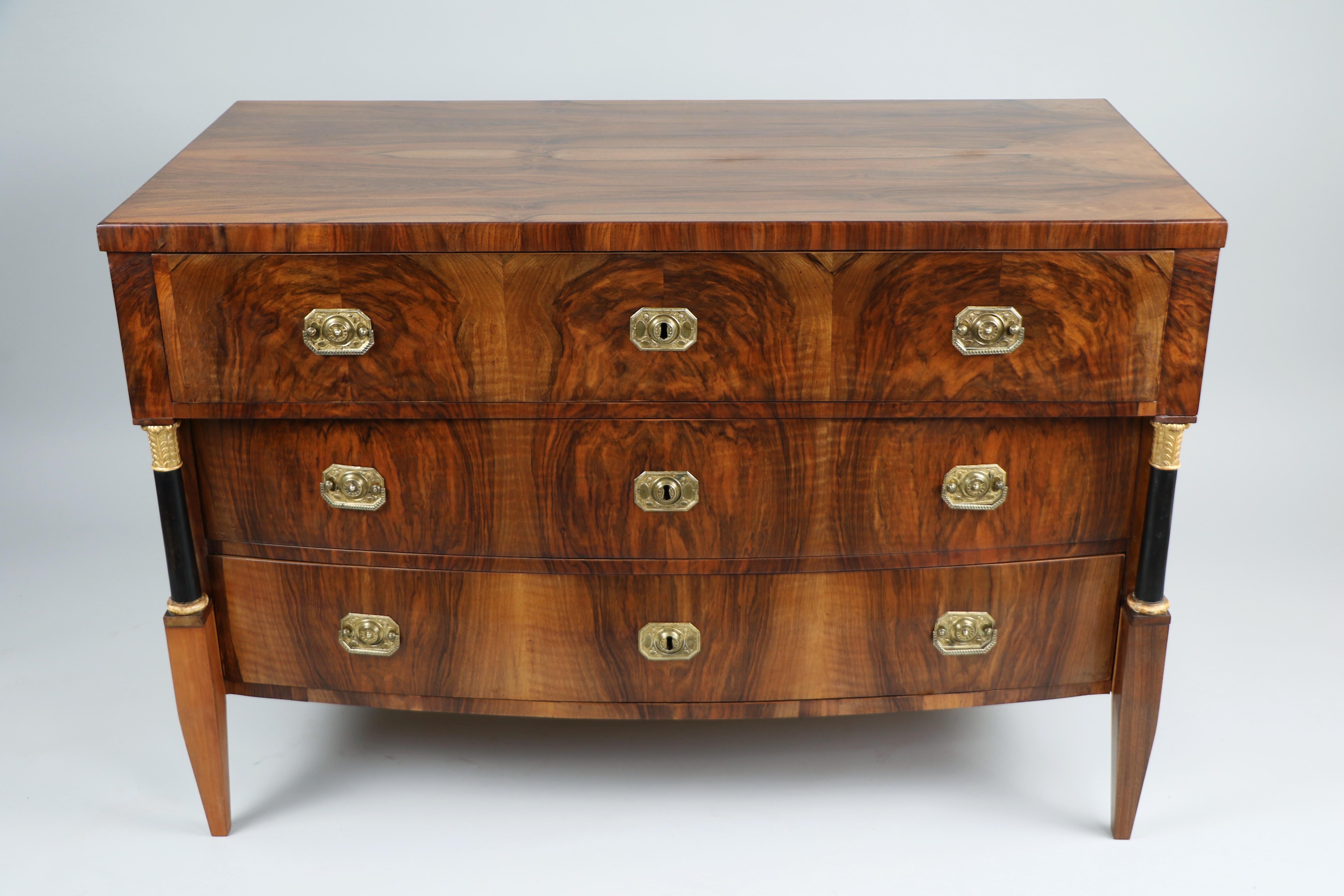 Laiton Commode en noyer Biedermeier du XIXe siècle. Vienne, vers 1825. en vente