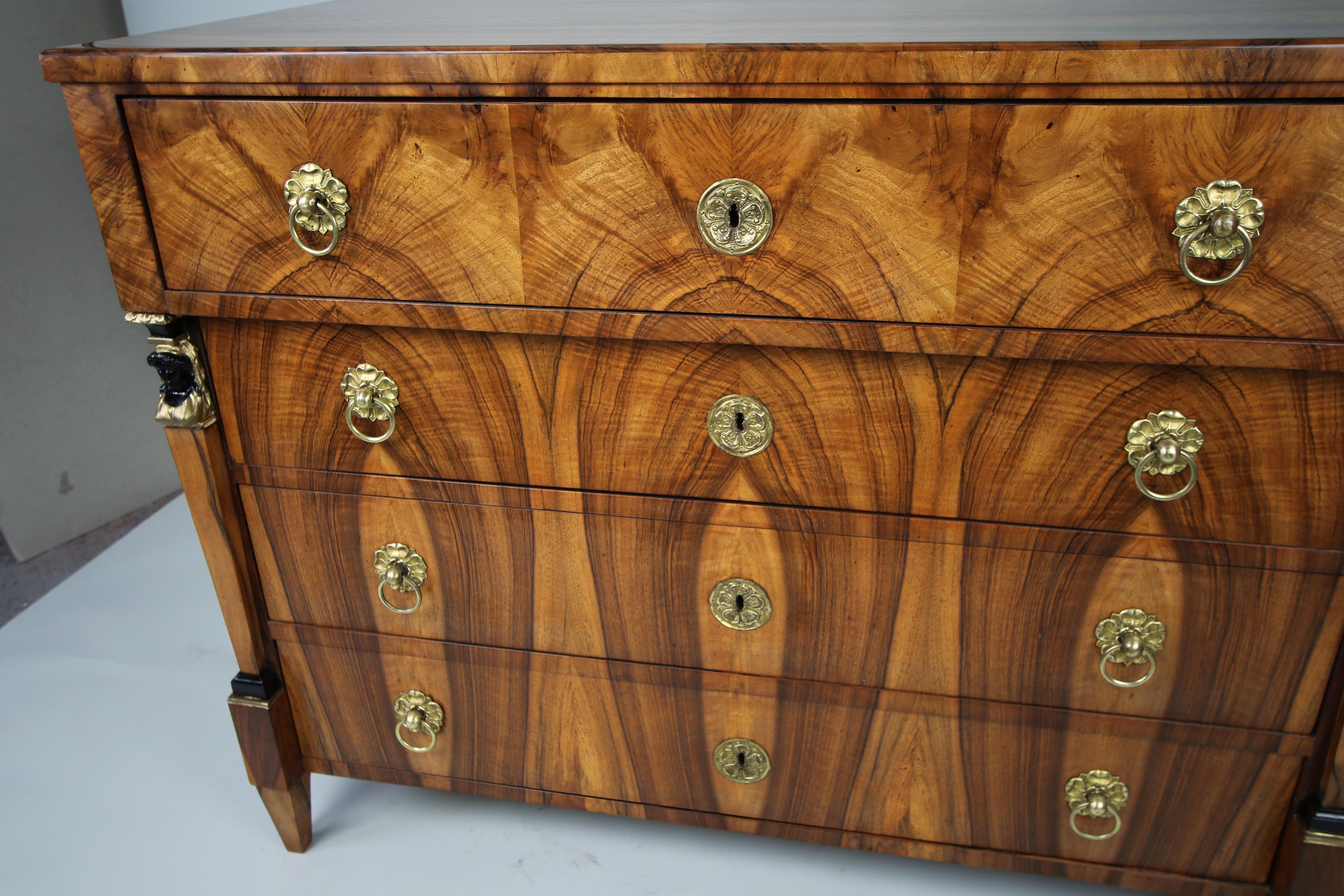 Laiton Commode en noyer Biedermeier du XIXe siècle. Vienne, vers 1825. en vente
