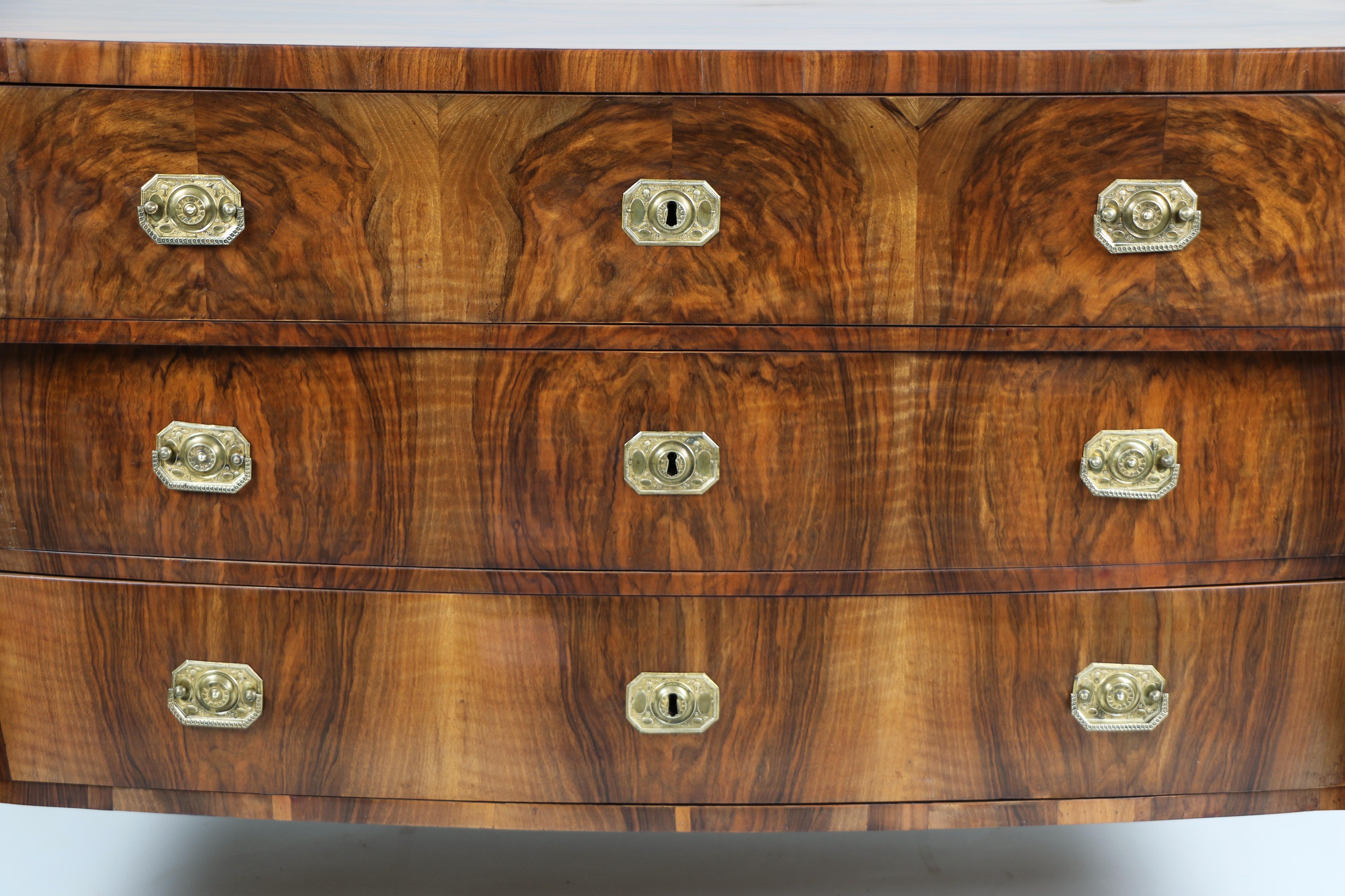 Commode en noyer Biedermeier du XIXe siècle. Vienne, vers 1825. en vente 1