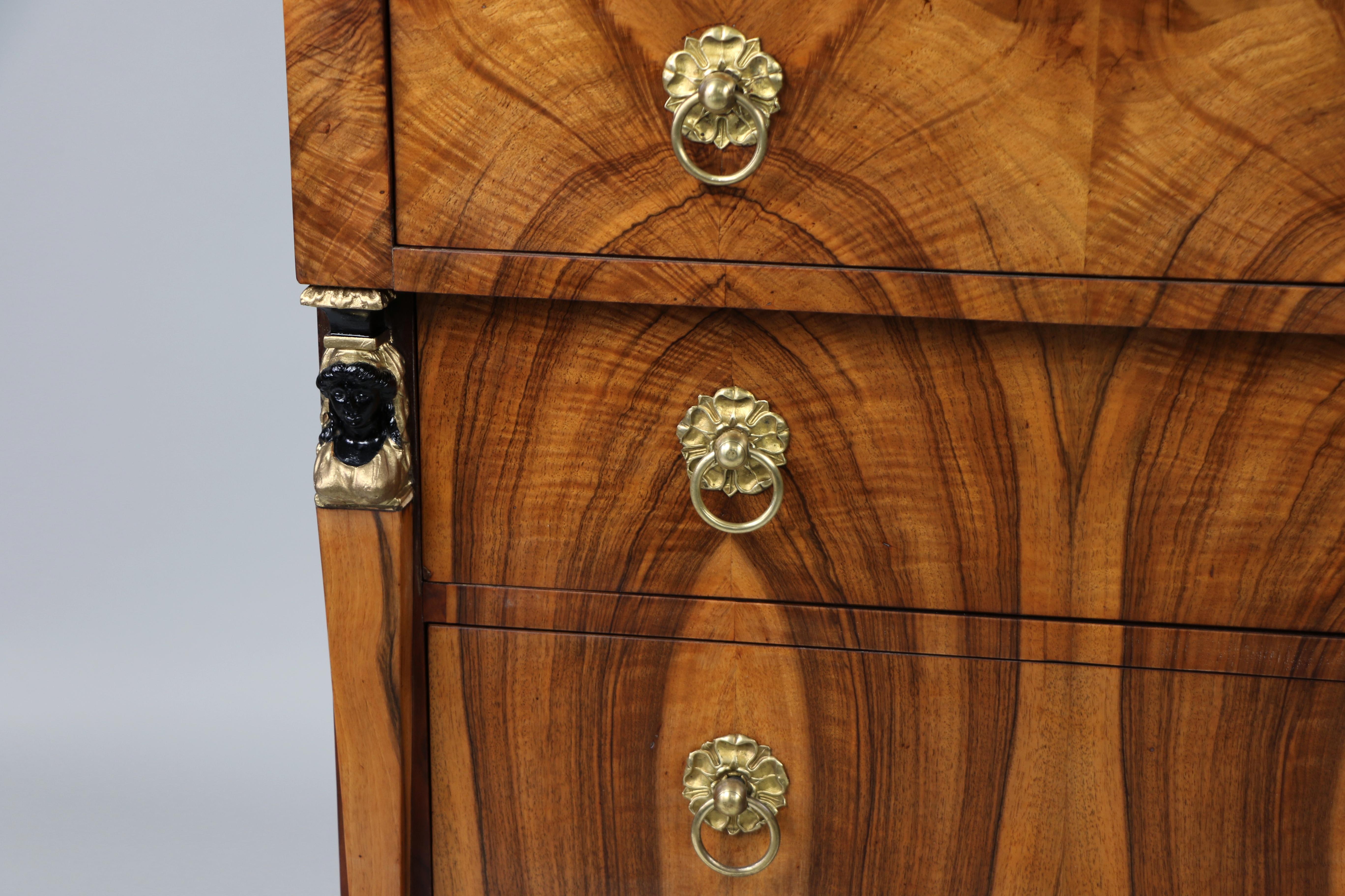 Commode en noyer Biedermeier du XIXe siècle. Vienne, vers 1825. en vente 1