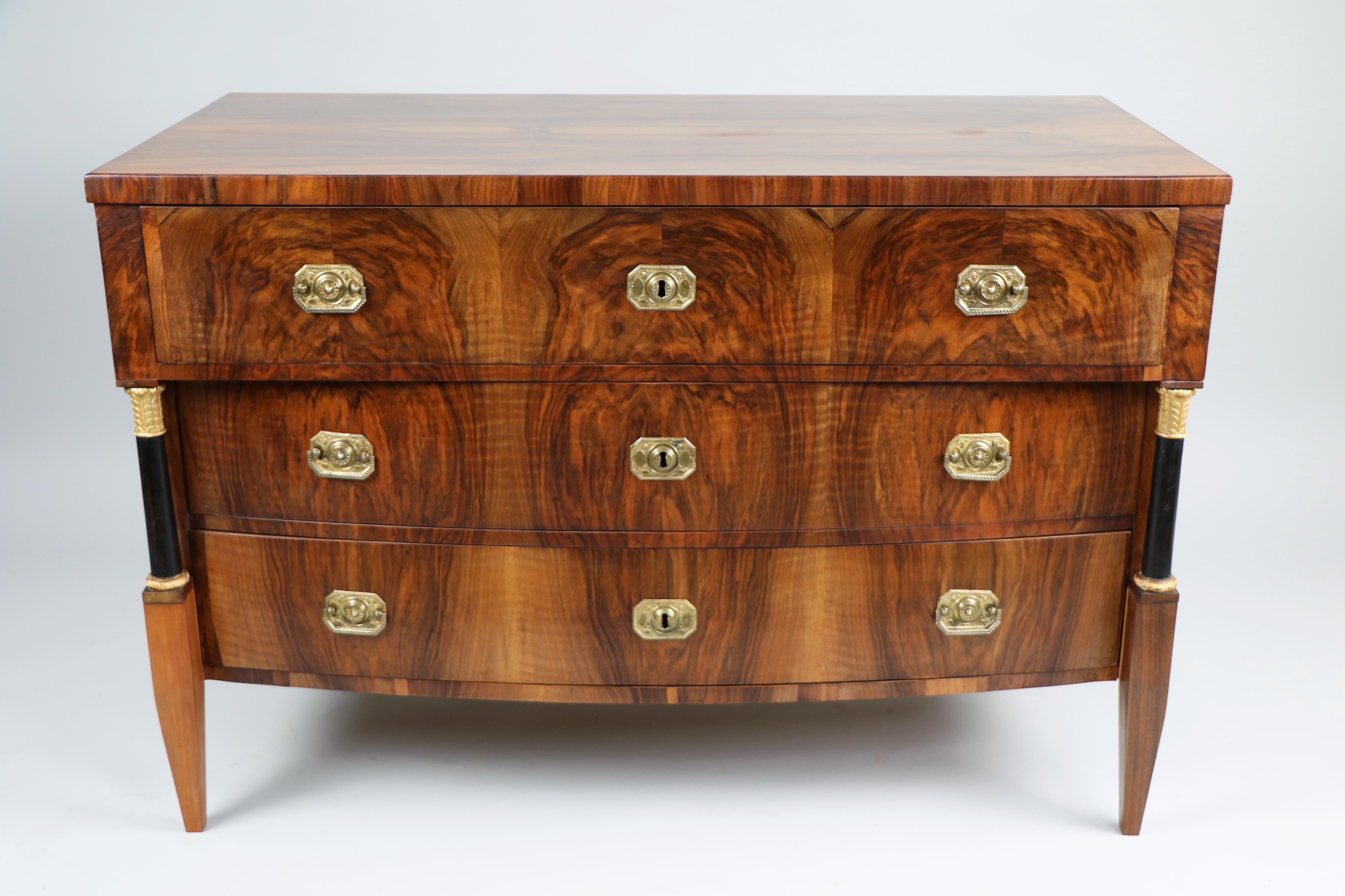 Commode en noyer Biedermeier du XIXe siècle. Vienne, vers 1825. en vente 2