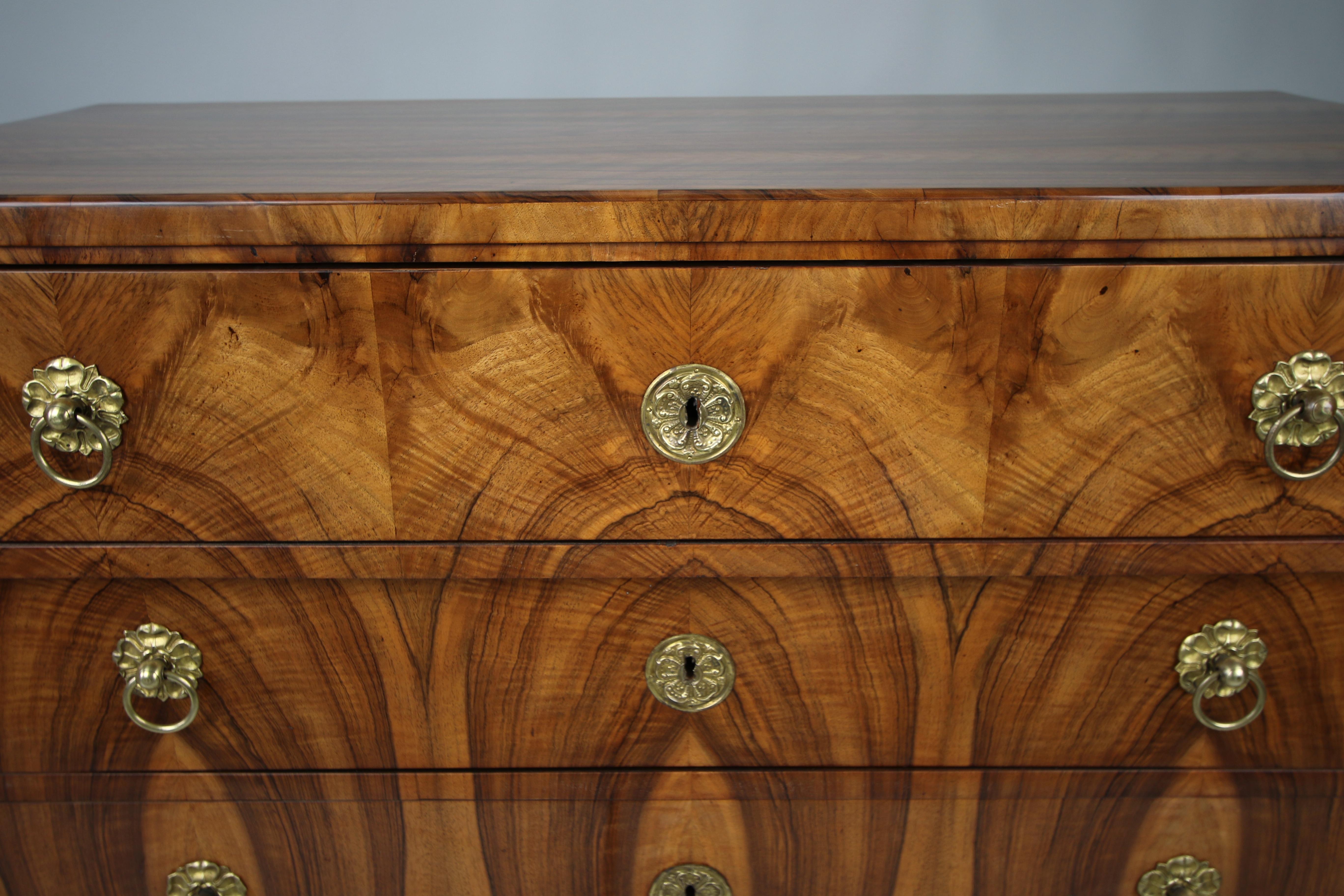 Commode en noyer Biedermeier du XIXe siècle. Vienne, vers 1825. en vente 2