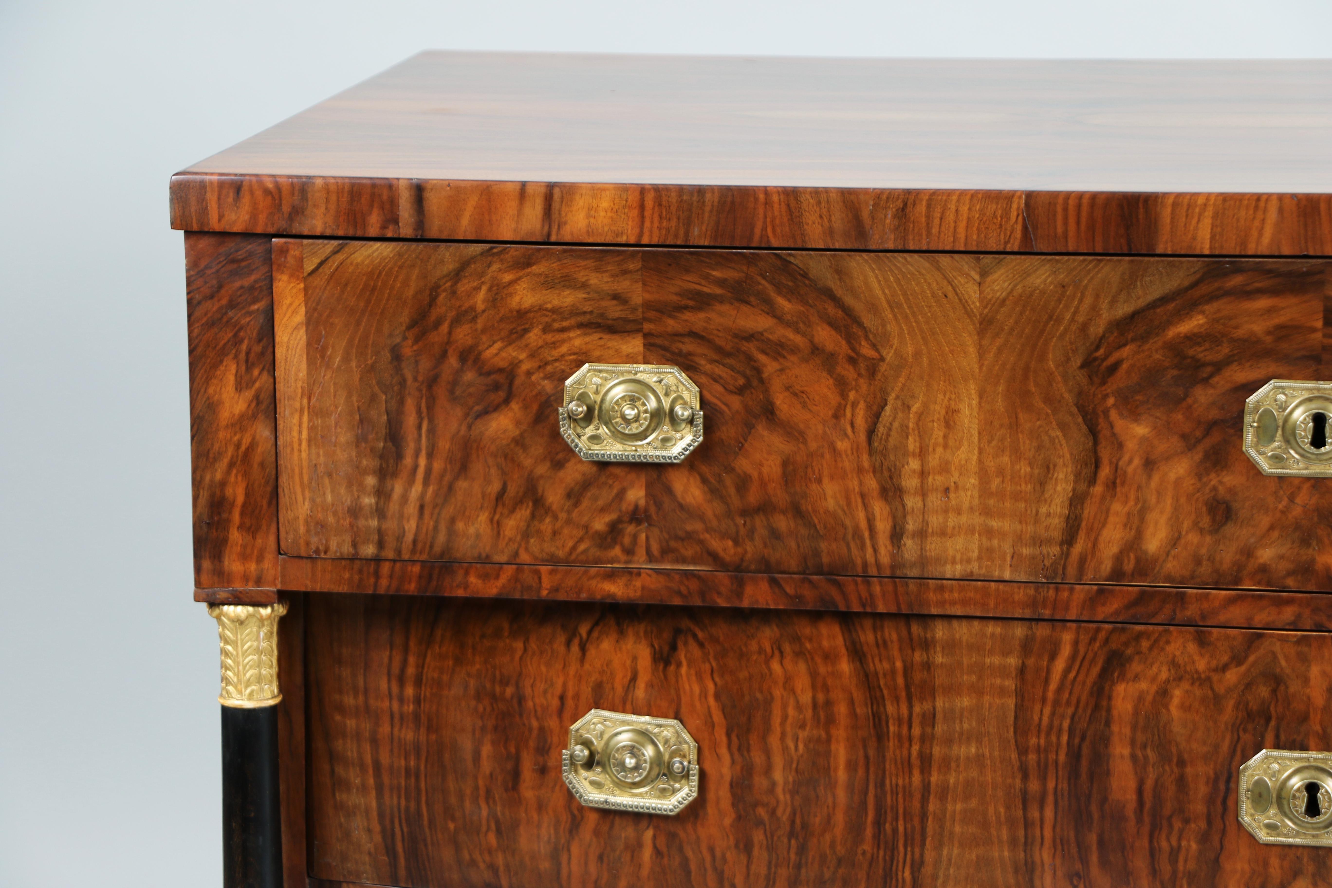 Commode en noyer Biedermeier du XIXe siècle. Vienne, vers 1825. en vente 3