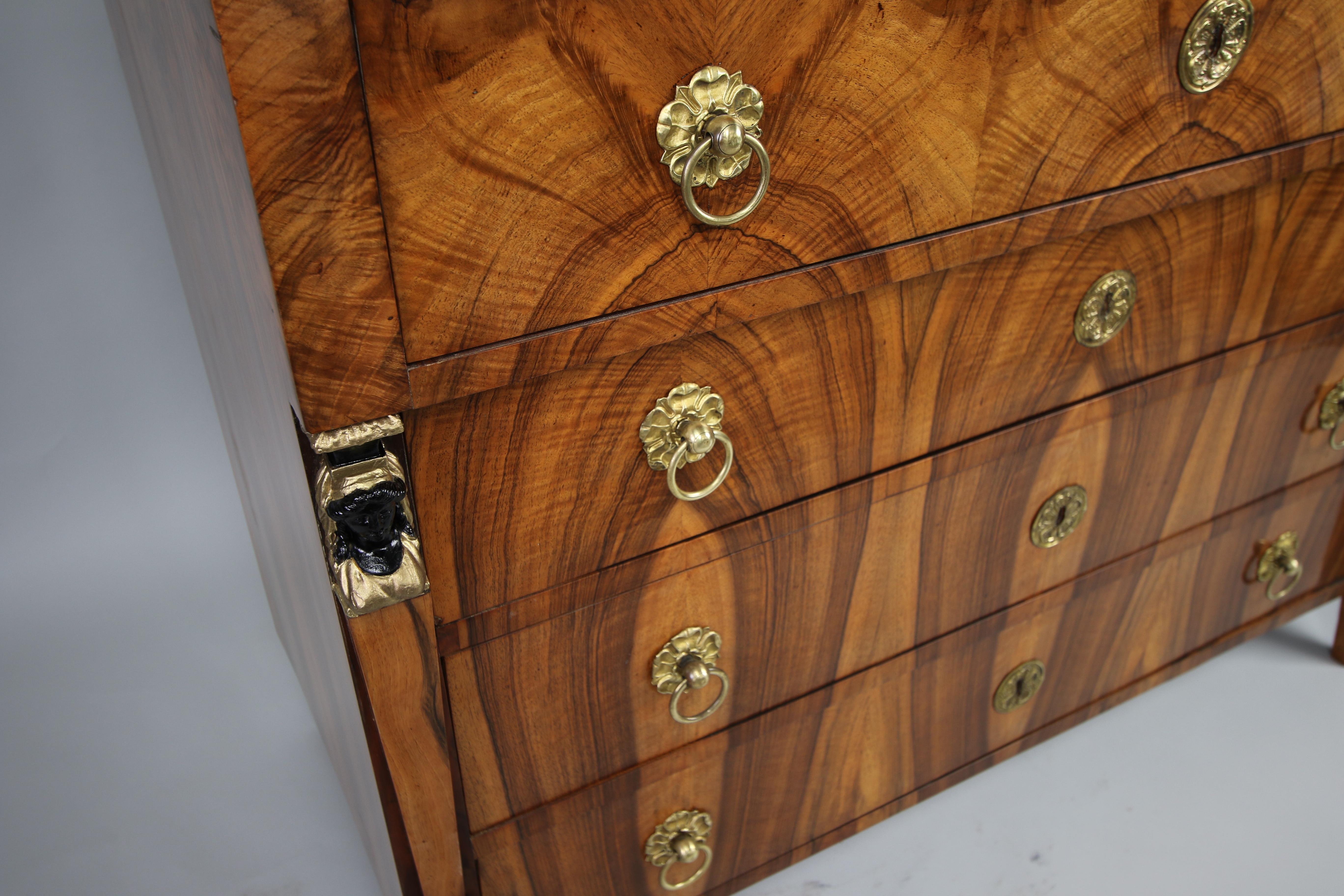 Commode en noyer Biedermeier du XIXe siècle. Vienne, vers 1825. en vente 3