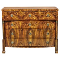 Commode en noyer de style Biedermeier du XIXe siècle. Vienne, vers 1825.