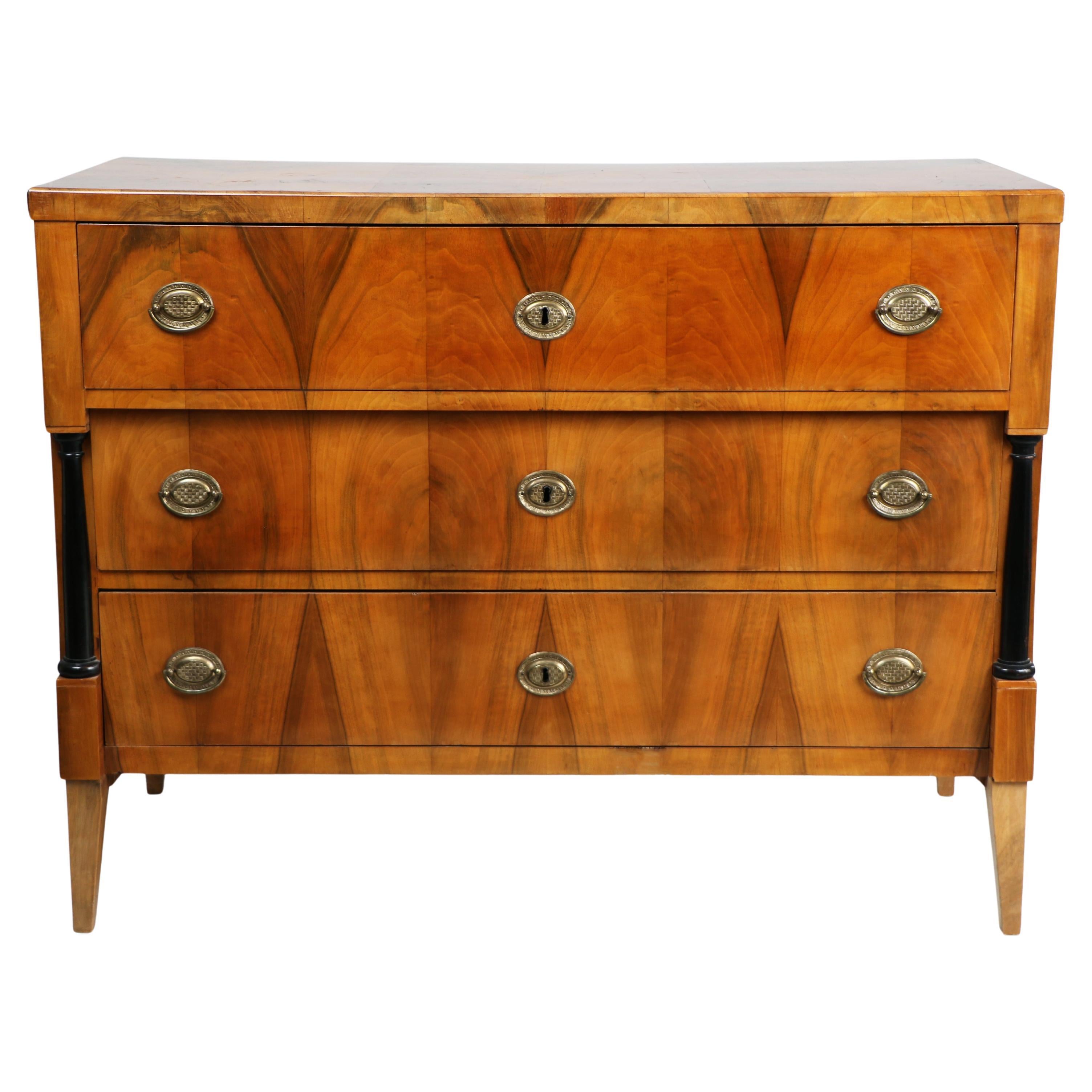 Cassettiera in noce Biedermeier del XIX secolo. Vienna, 1825 circa