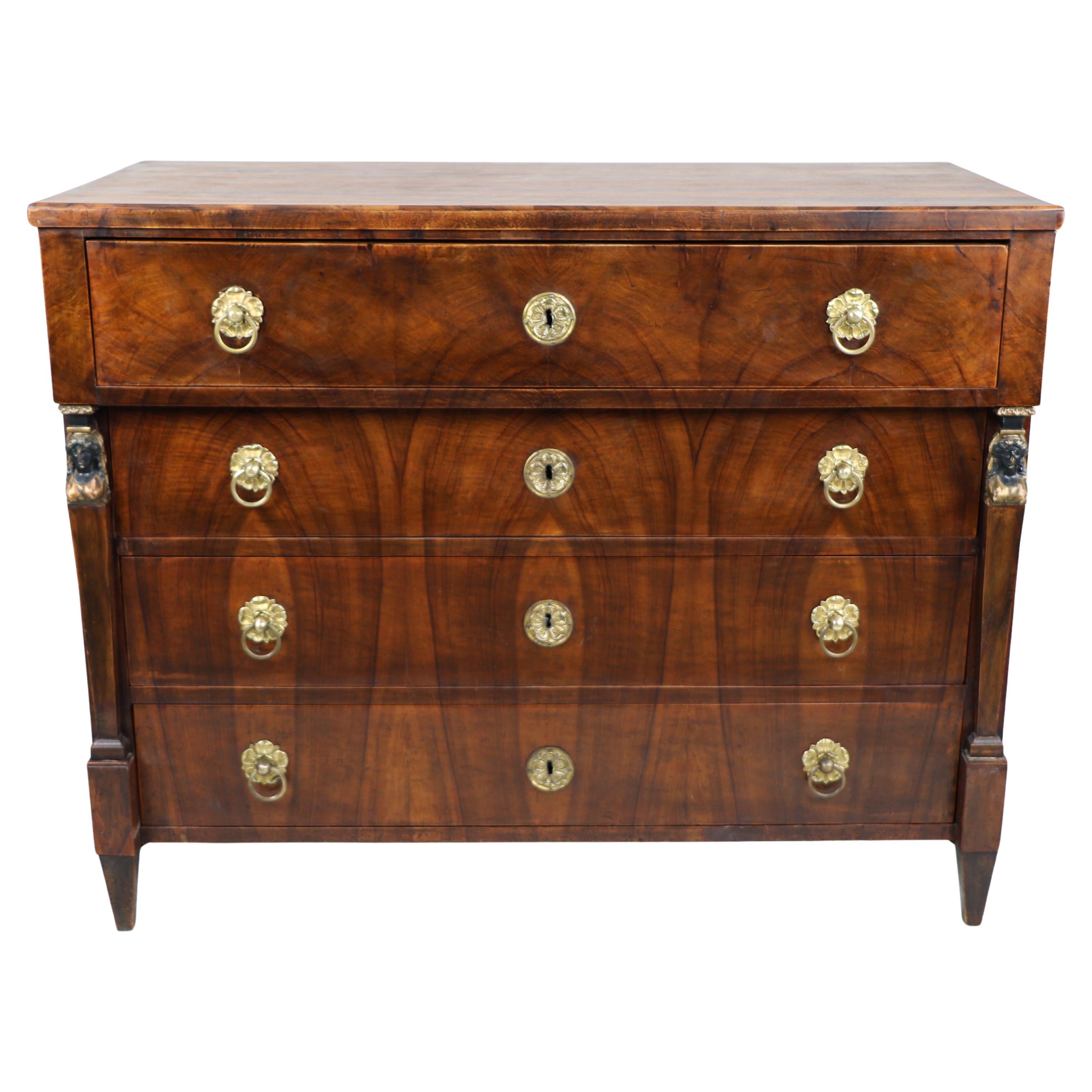 Cassettiera in noce Biedermeier del XIX secolo. Vienna, 1825 circa.
