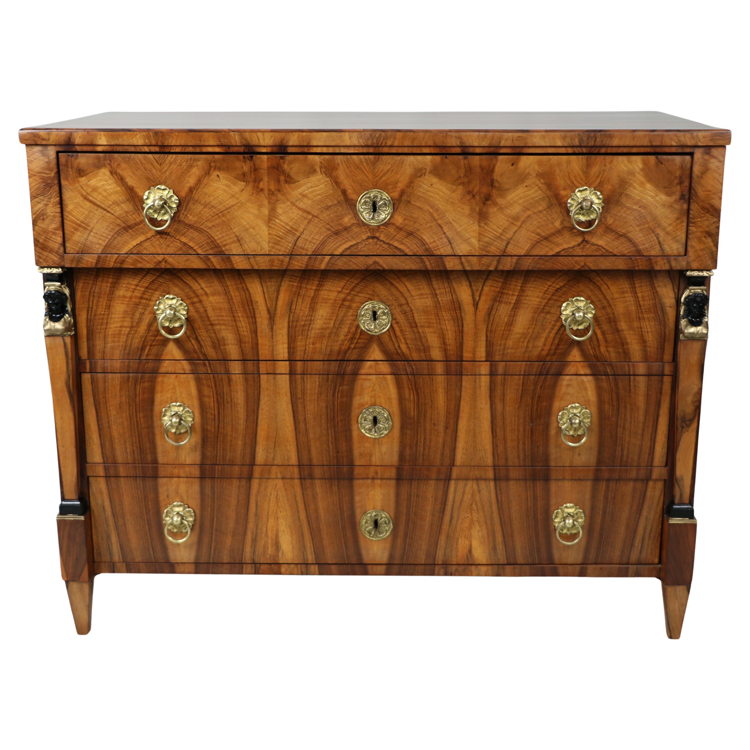 Commode en noyer Biedermeier du XIXe siècle. Vienne, vers 1825. en vente