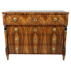 Commode en noyer Biedermeier du XIXe siècle. Vienne, vers 1825.