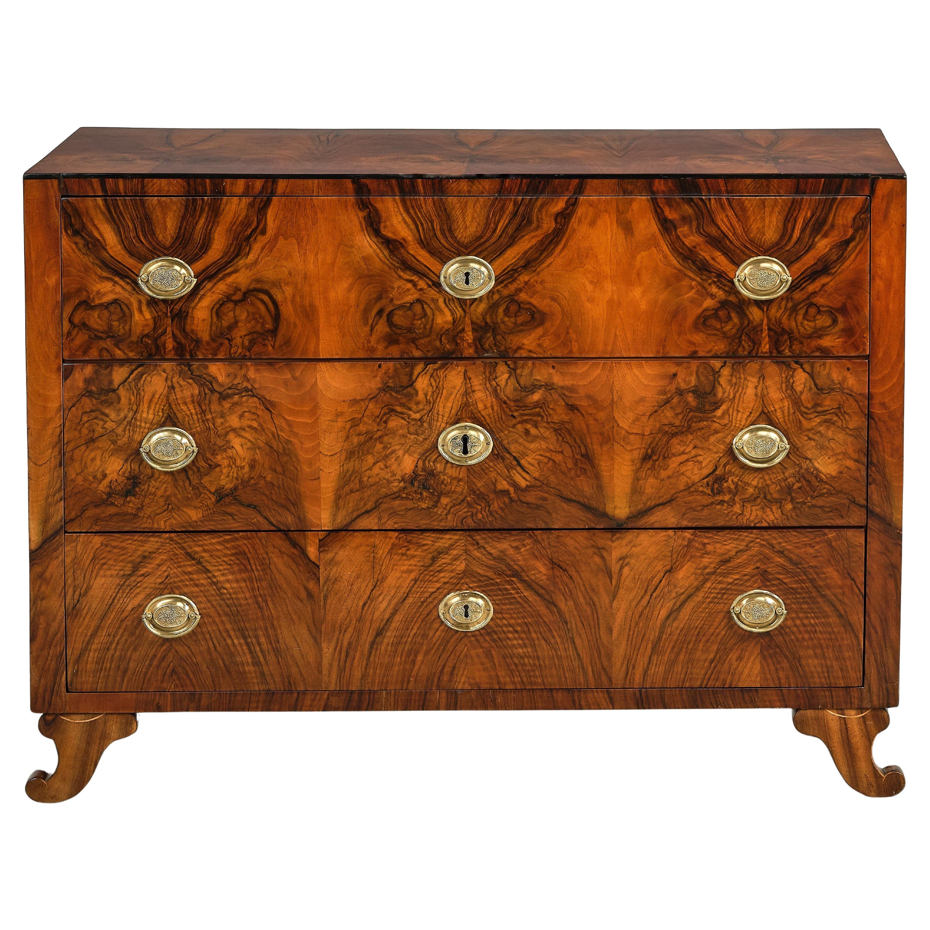 19th Century Fine Biedermeier Walnut Chest of Drawers. Vienna, c. 1825 For Sale