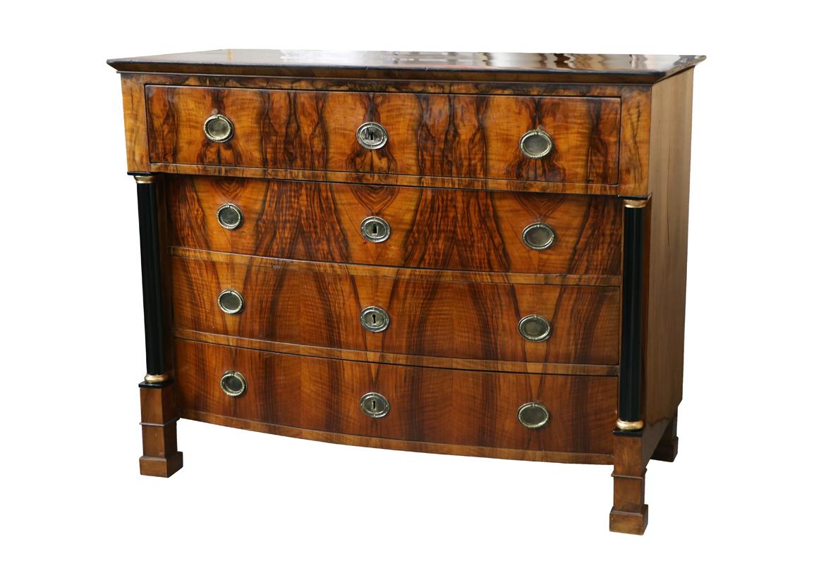 Ciao,
Desideriamo offrirti questa squisita commode in noce dei primi anni del Biedermeier. Il pezzo è stato realizzato a Vienna nel 1825 circa.

Il Biedermeier viennese si distingue per le sue proporzioni sofisticate, il design raro e raffinato e
