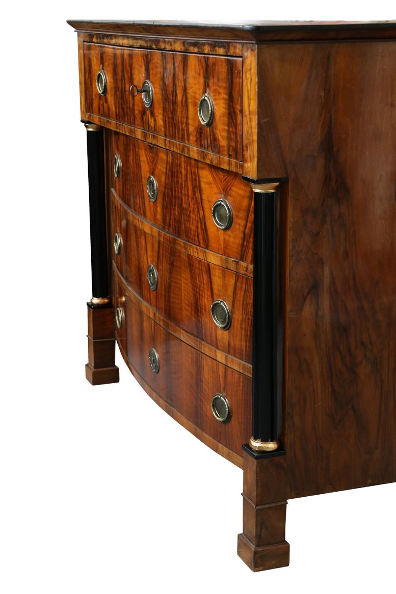 Austriaco Cassapanca in noce Biedermeier del XIX secolo. Vienna, 1825 circa. in vendita