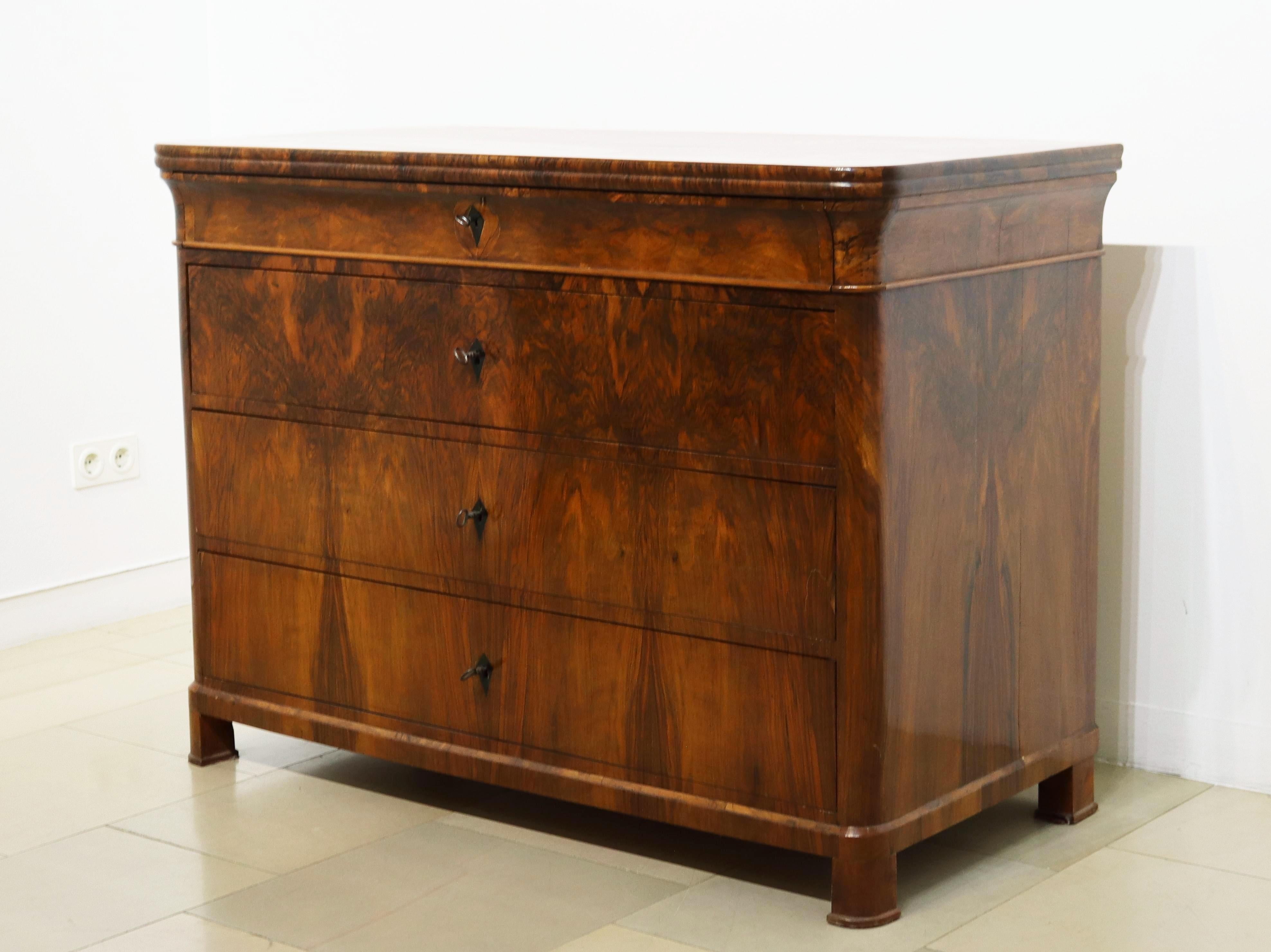 Austrian 19th Century Fine Biedermeier Walnut Commode. Vienna, c. 1830. For Sale